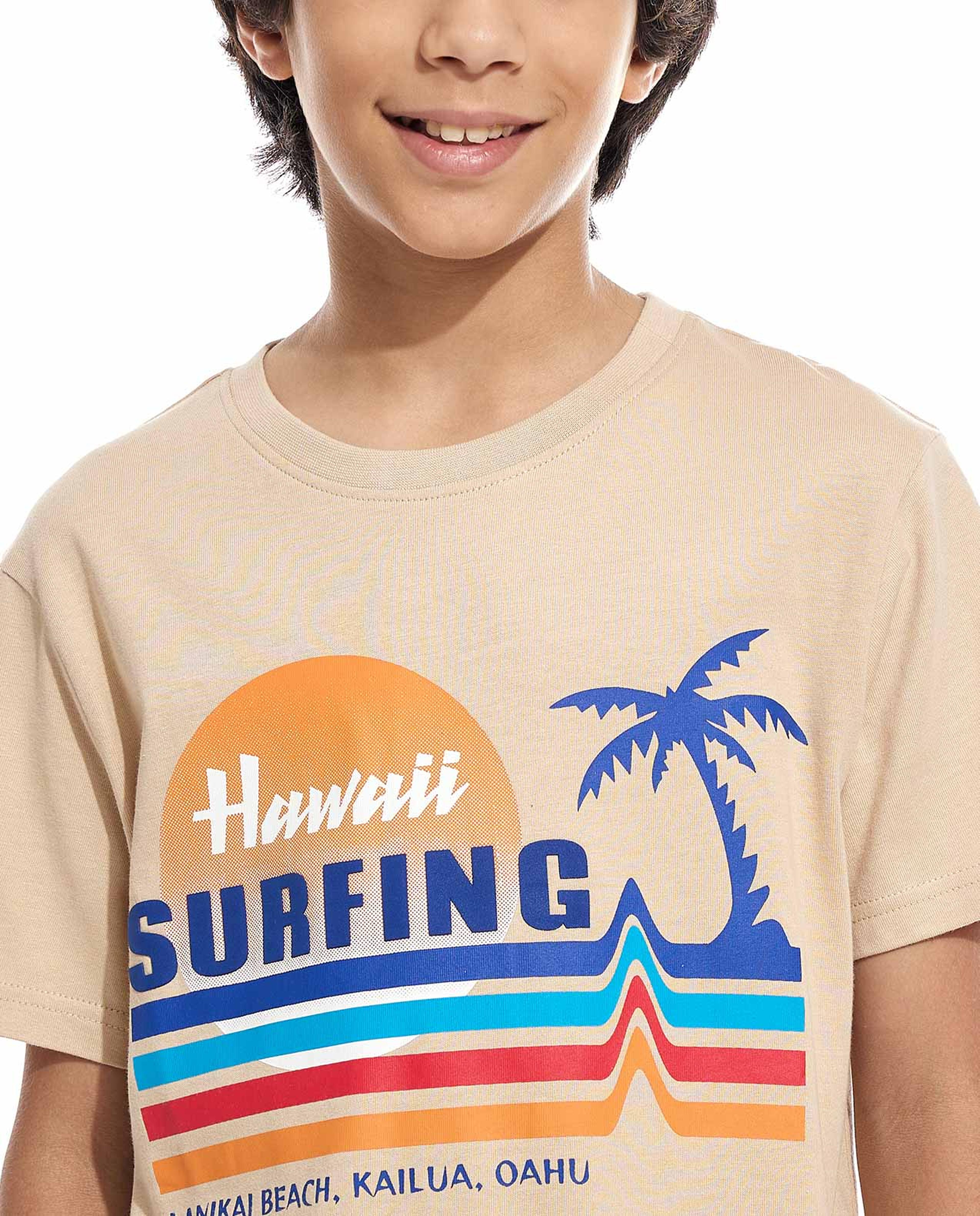 تيشيرت بطبعة جيرافيك بياقة دائرية بأكمام قصيرة 