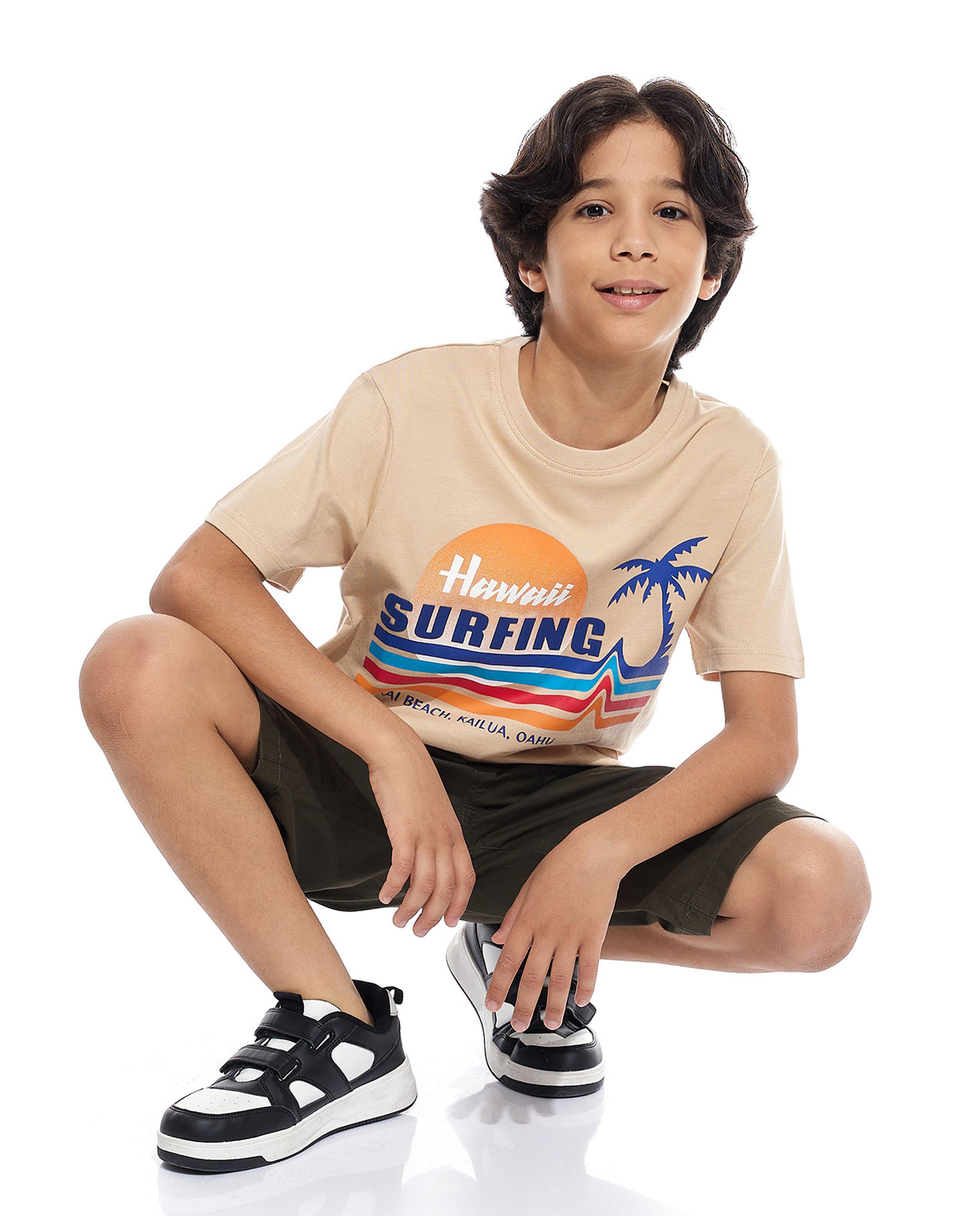 تيشيرت بطبعة جيرافيك بياقة دائرية بأكمام قصيرة 