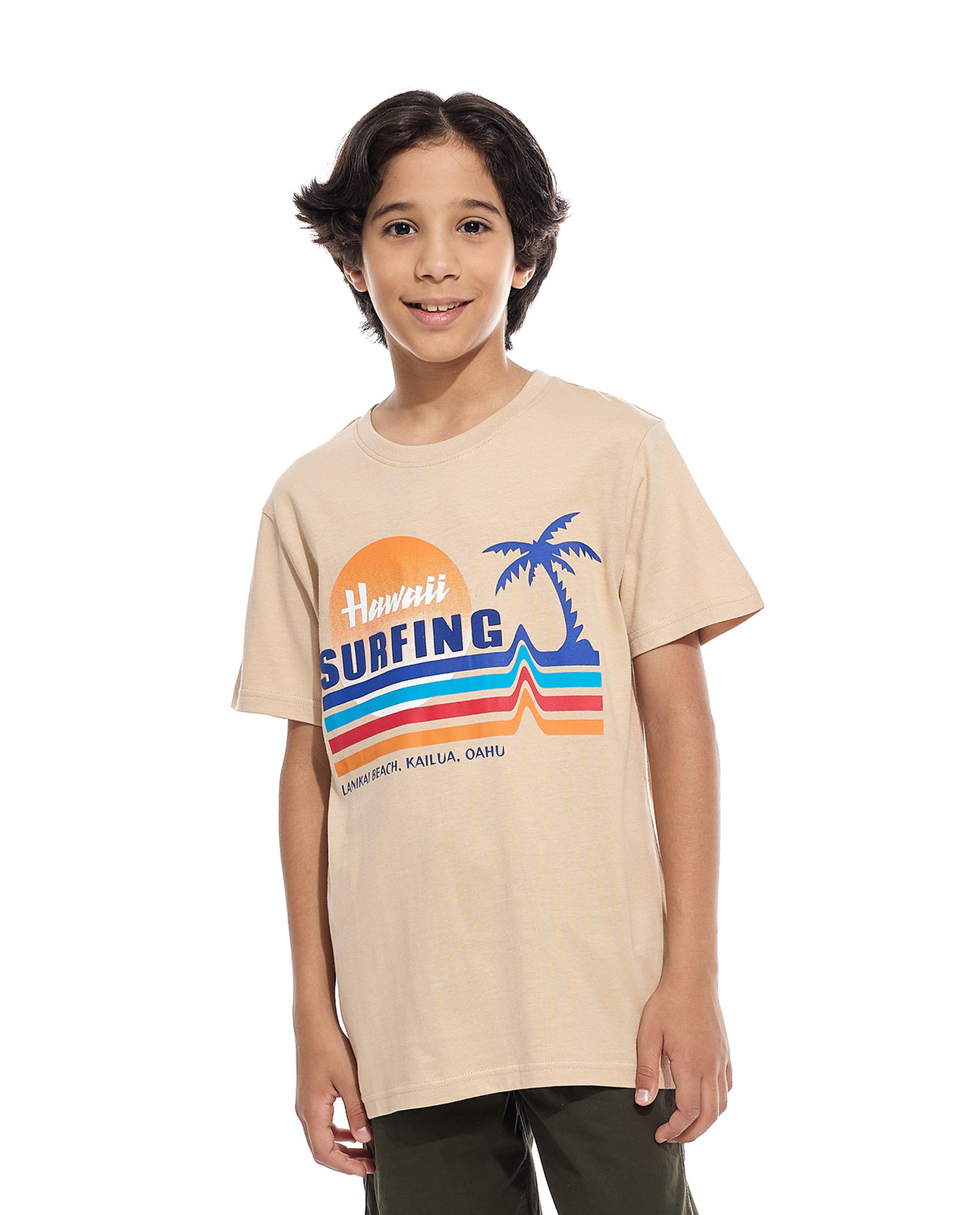 تيشيرت بطبعة جيرافيك بياقة دائرية بأكمام قصيرة 