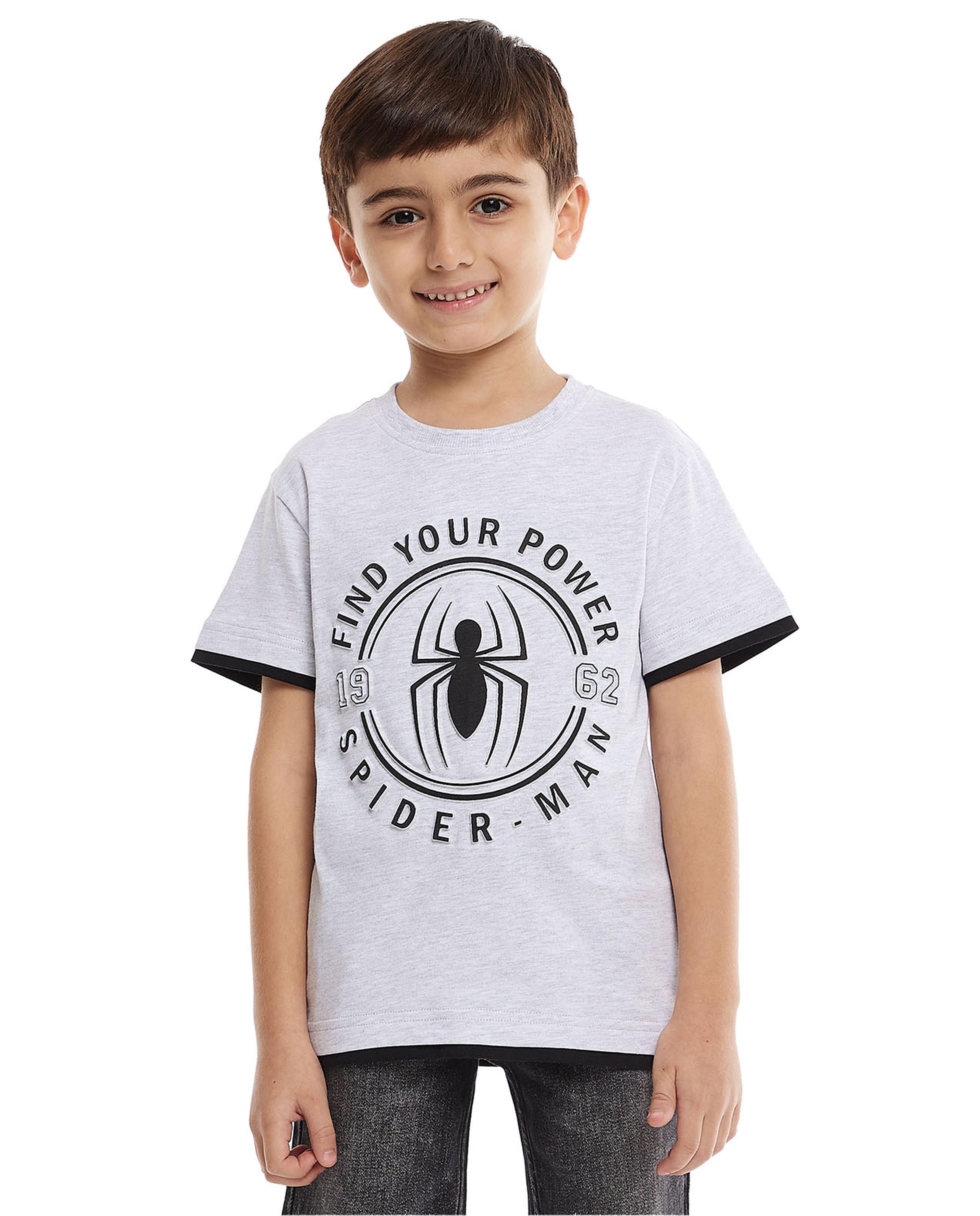 تيشيرت بطبعة بياقة دائرية وأكمام قصيرة 