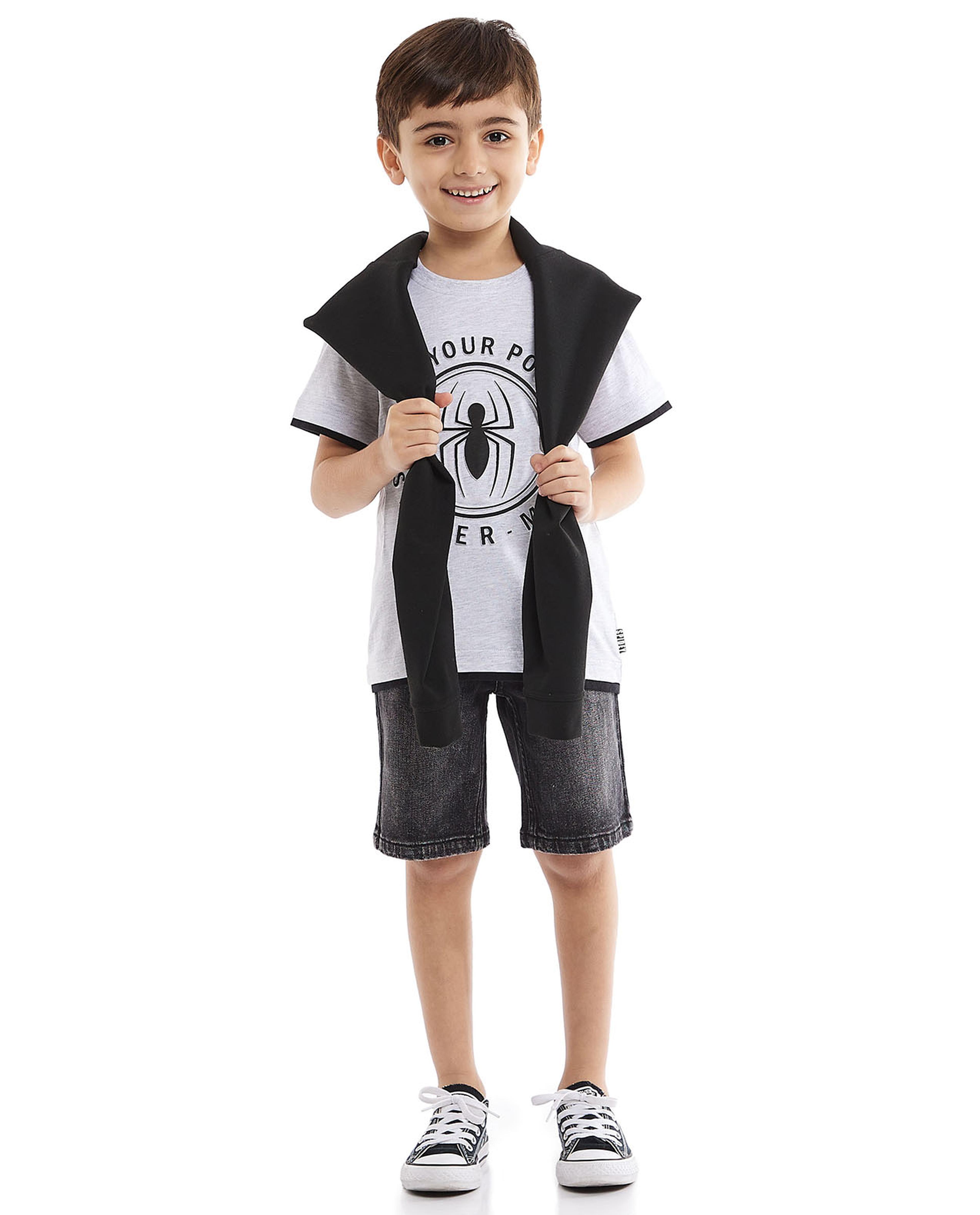 تيشيرت بطبعة بياقة دائرية وأكمام قصيرة 