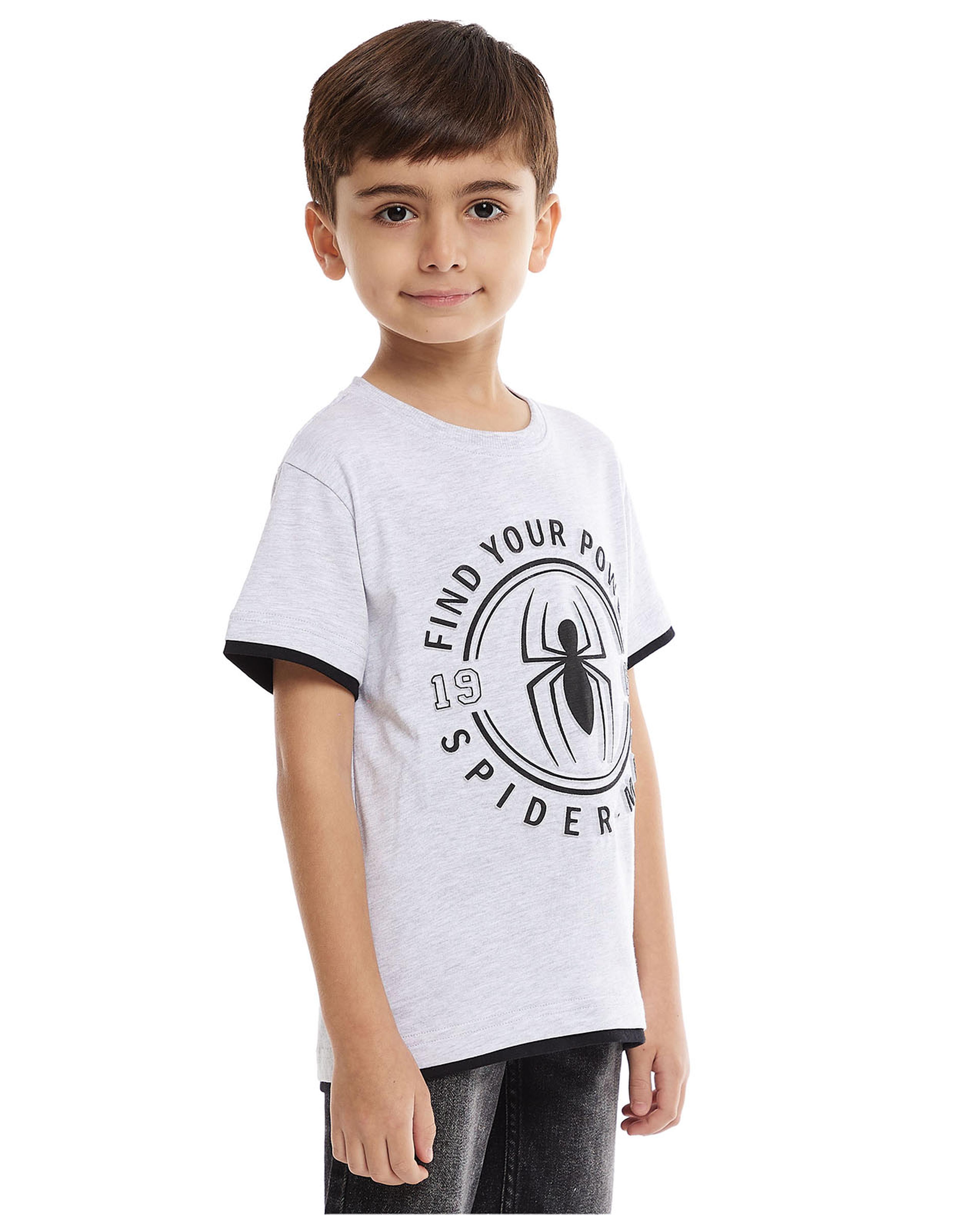 تيشيرت بطبعة بياقة دائرية وأكمام قصيرة 