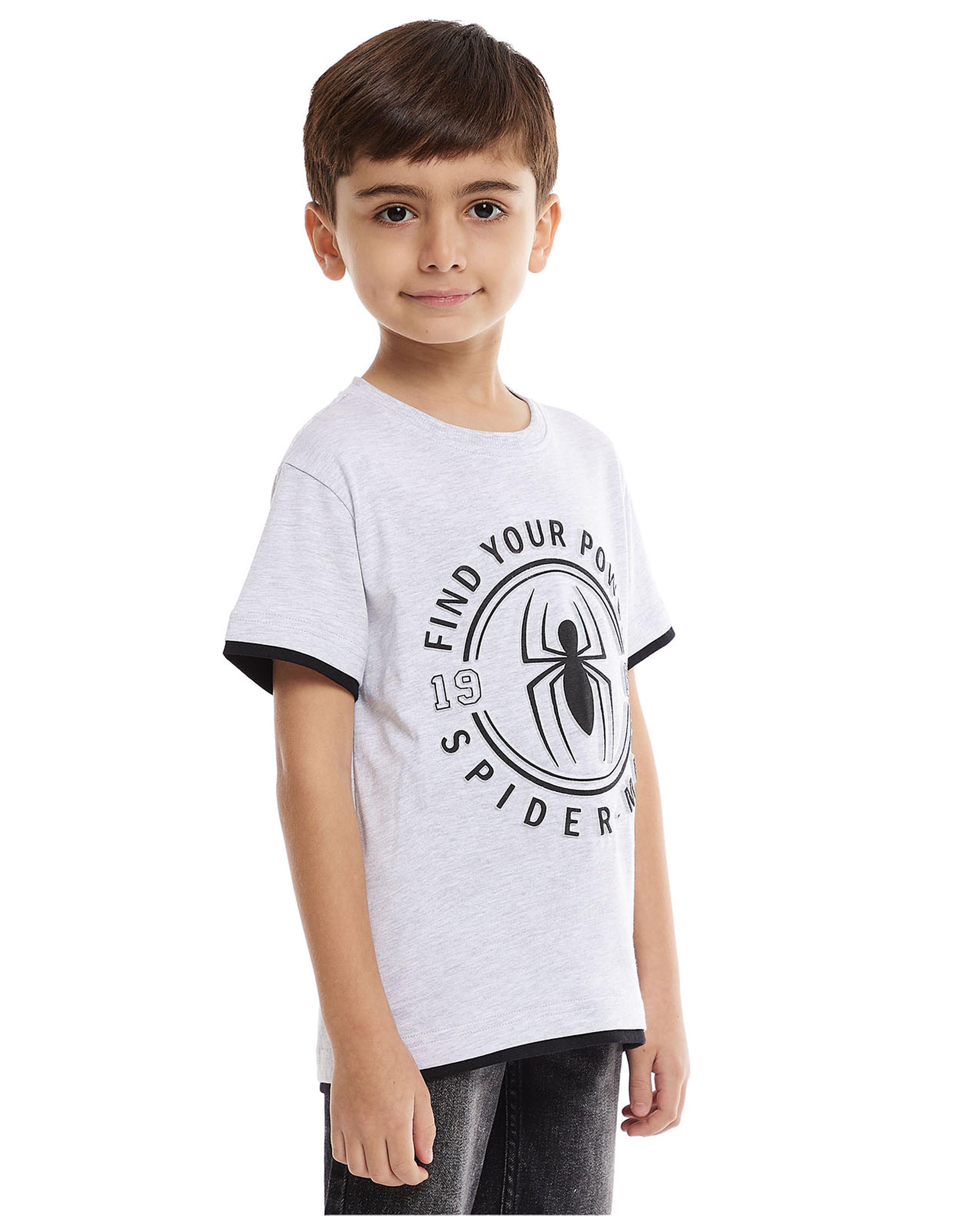 تيشيرت بطبعة بياقة دائرية وأكمام قصيرة 