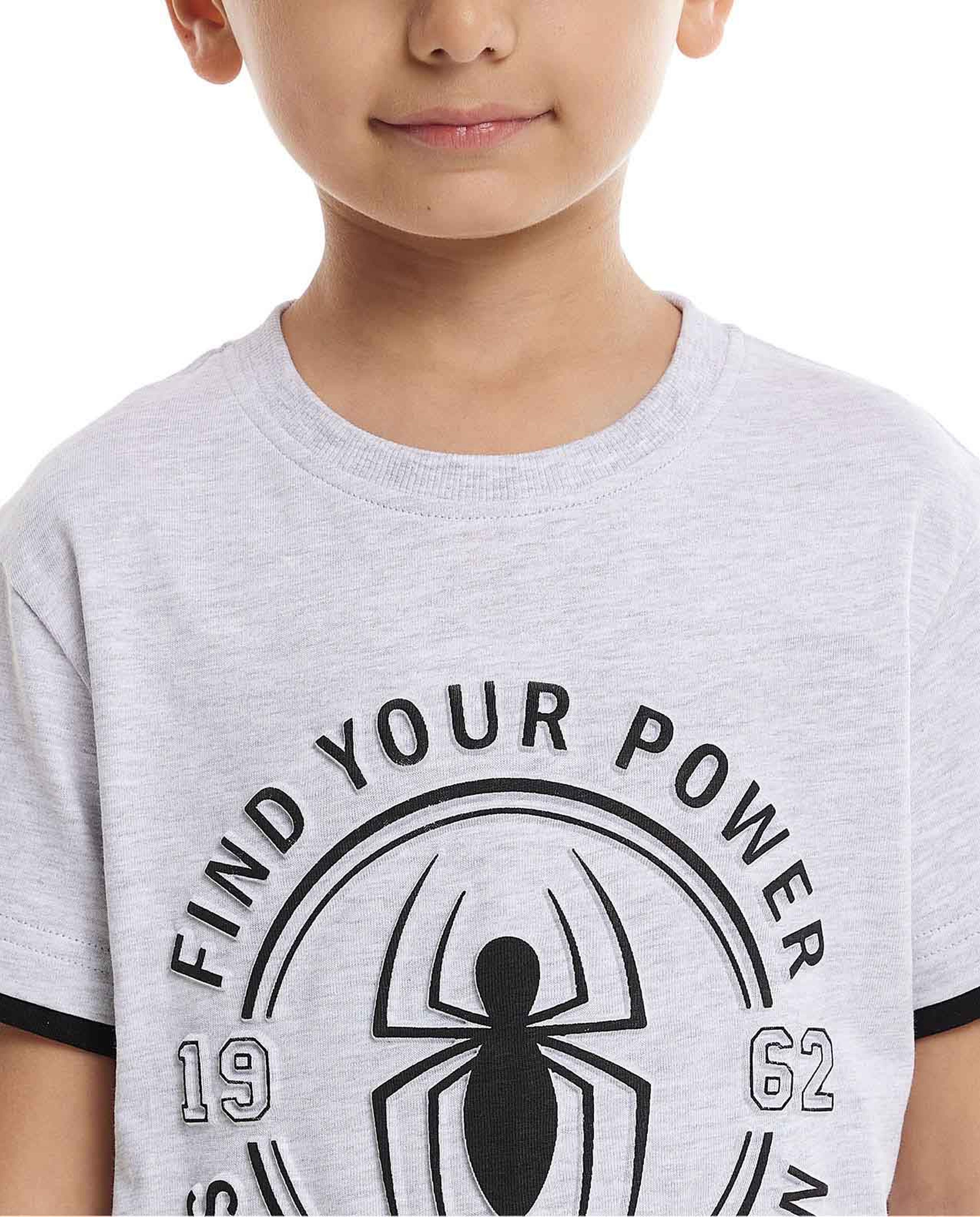 تيشيرت بطبعة بياقة دائرية وأكمام قصيرة 