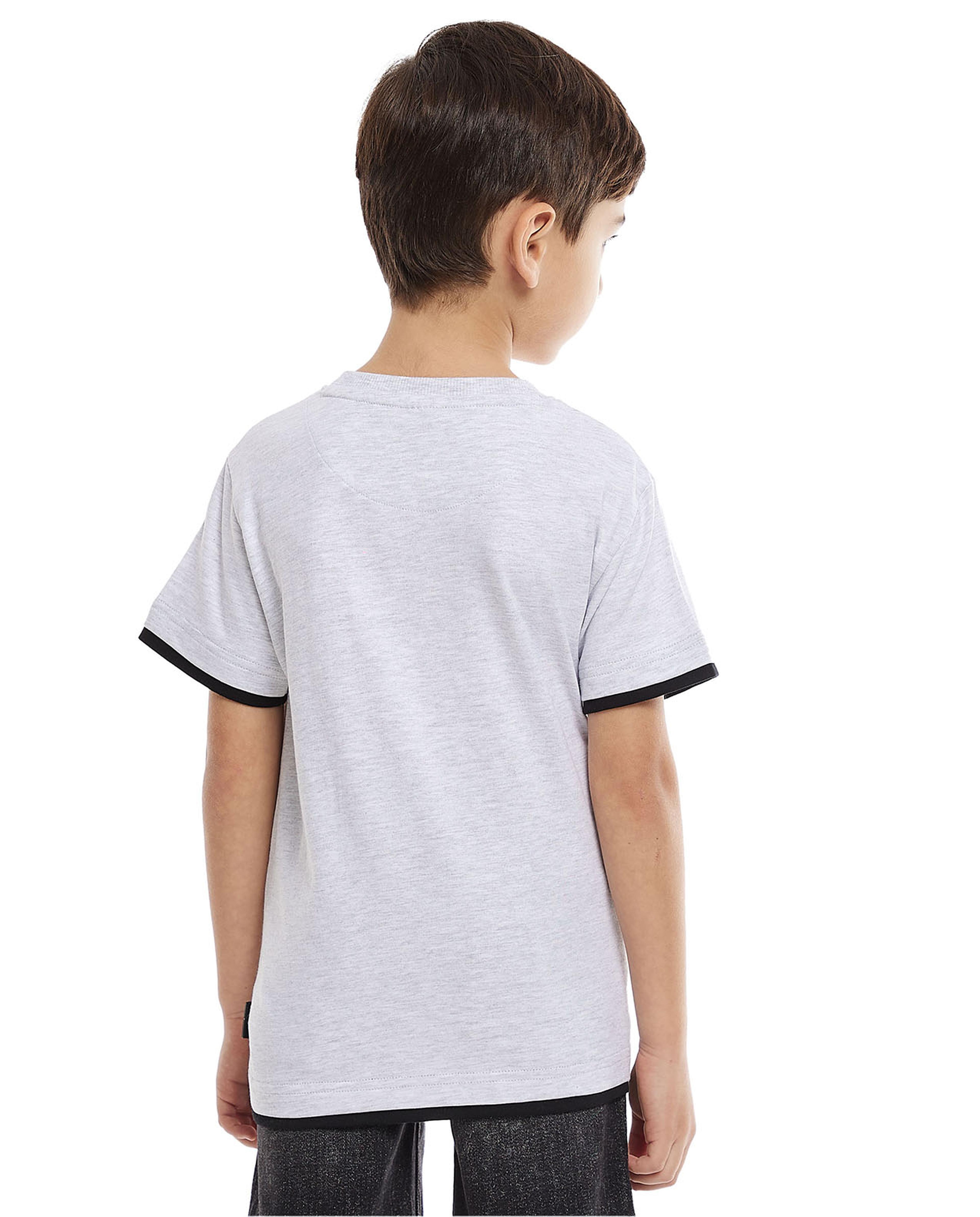 تيشيرت بطبعة بياقة دائرية وأكمام قصيرة 