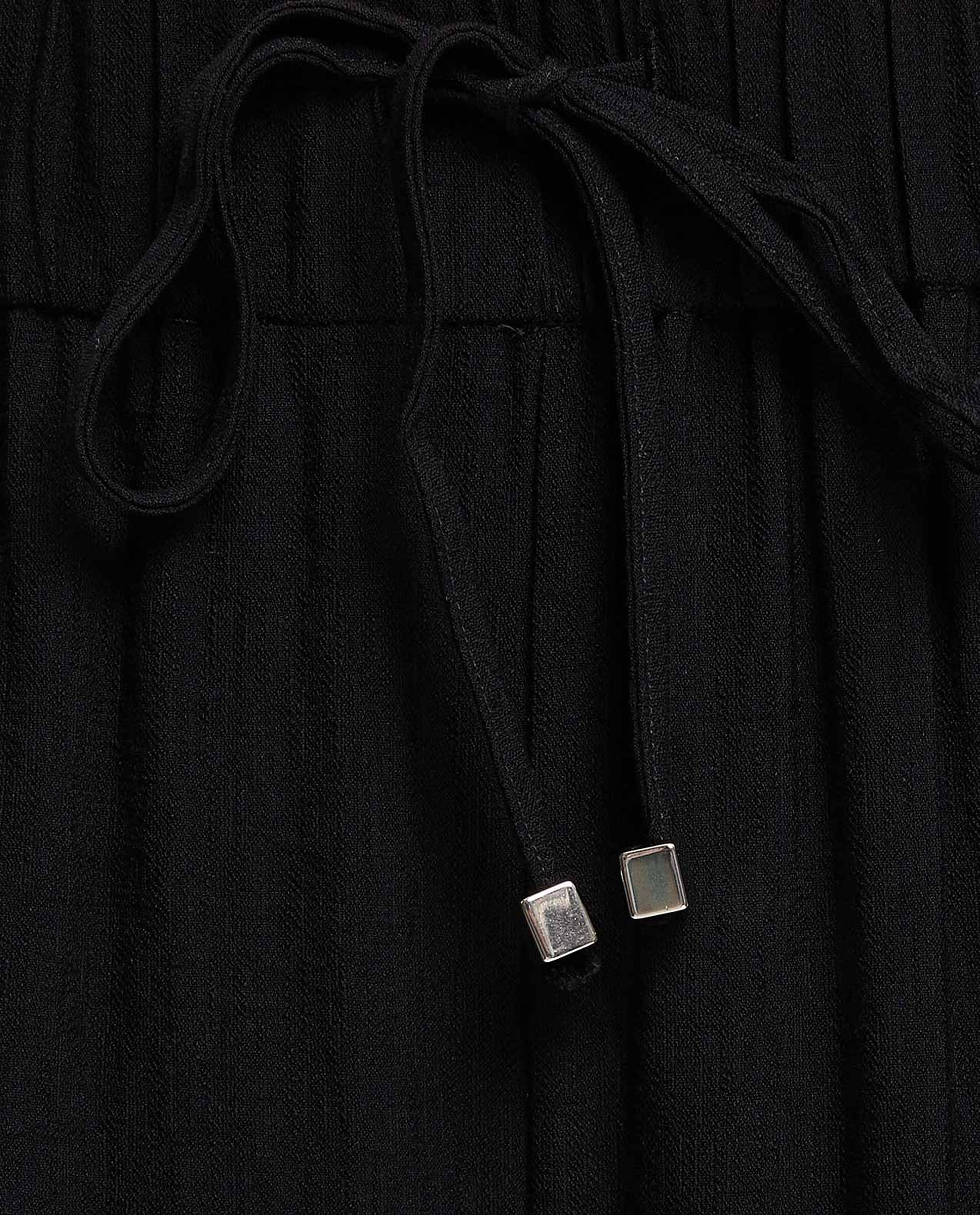 بنطال بقصة ساق واسعة وبخصر رباط