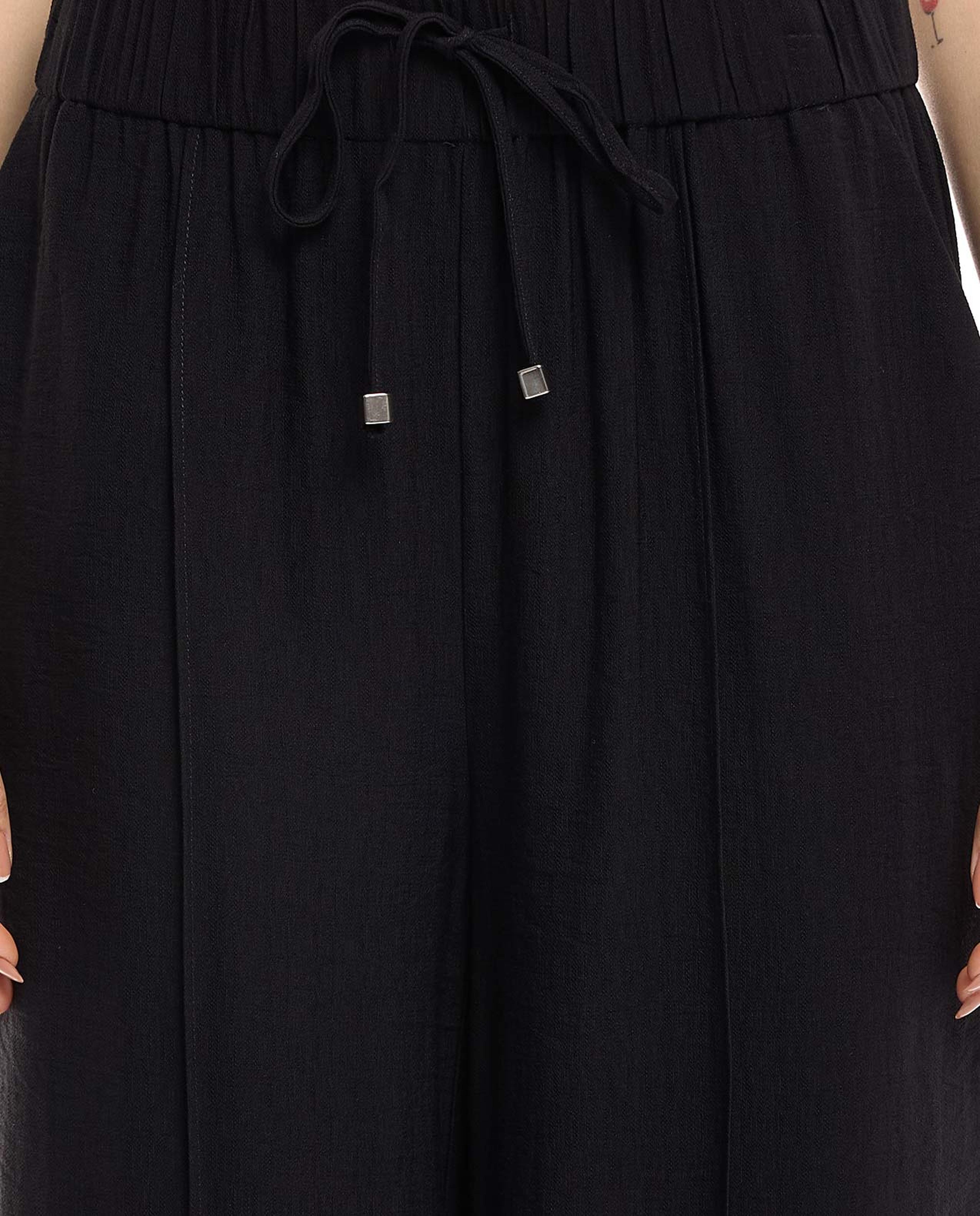 بنطال بقصة ساق واسعة وبخصر رباط