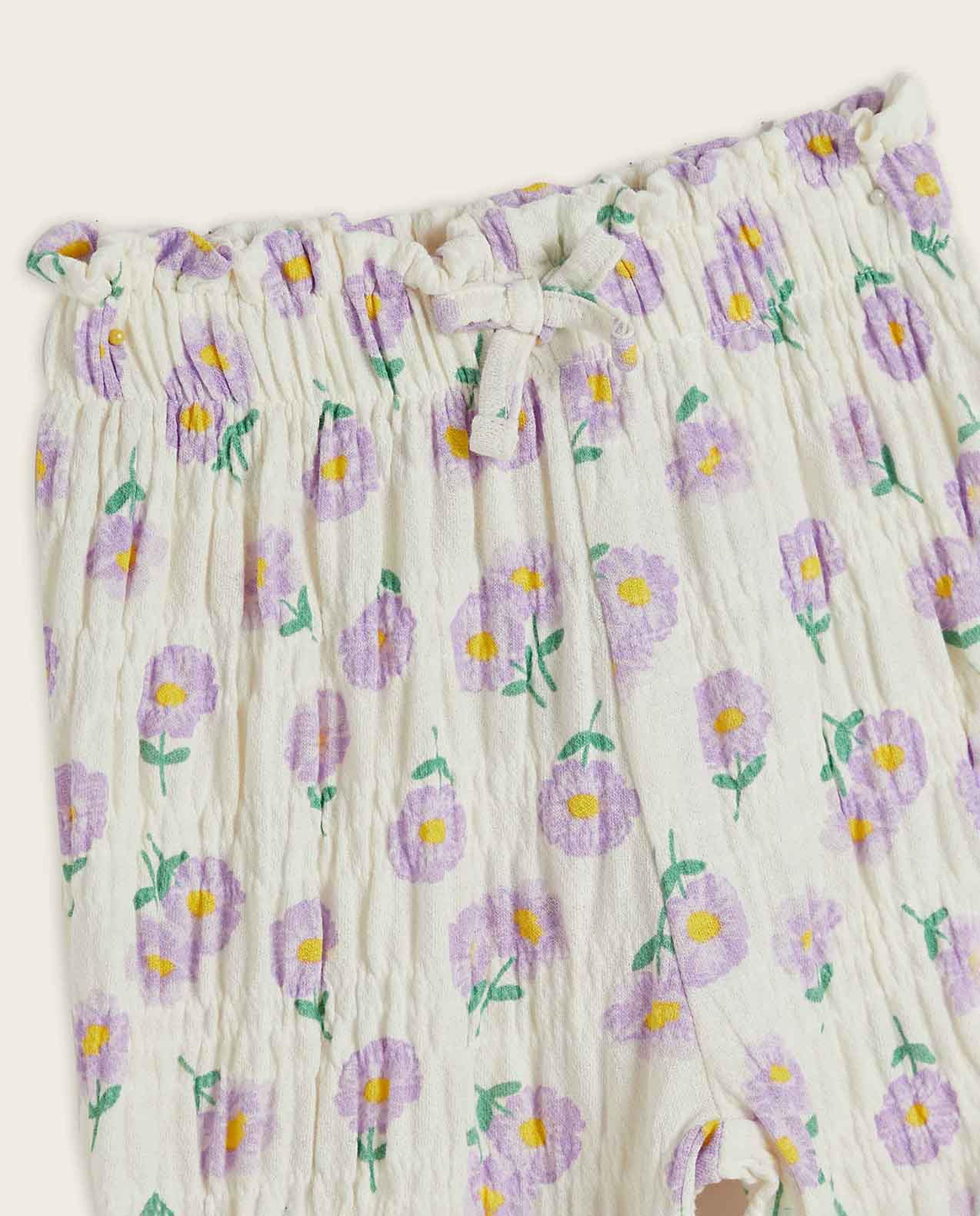 بنطال بقصة ساق واسعة وبطبعة زهور