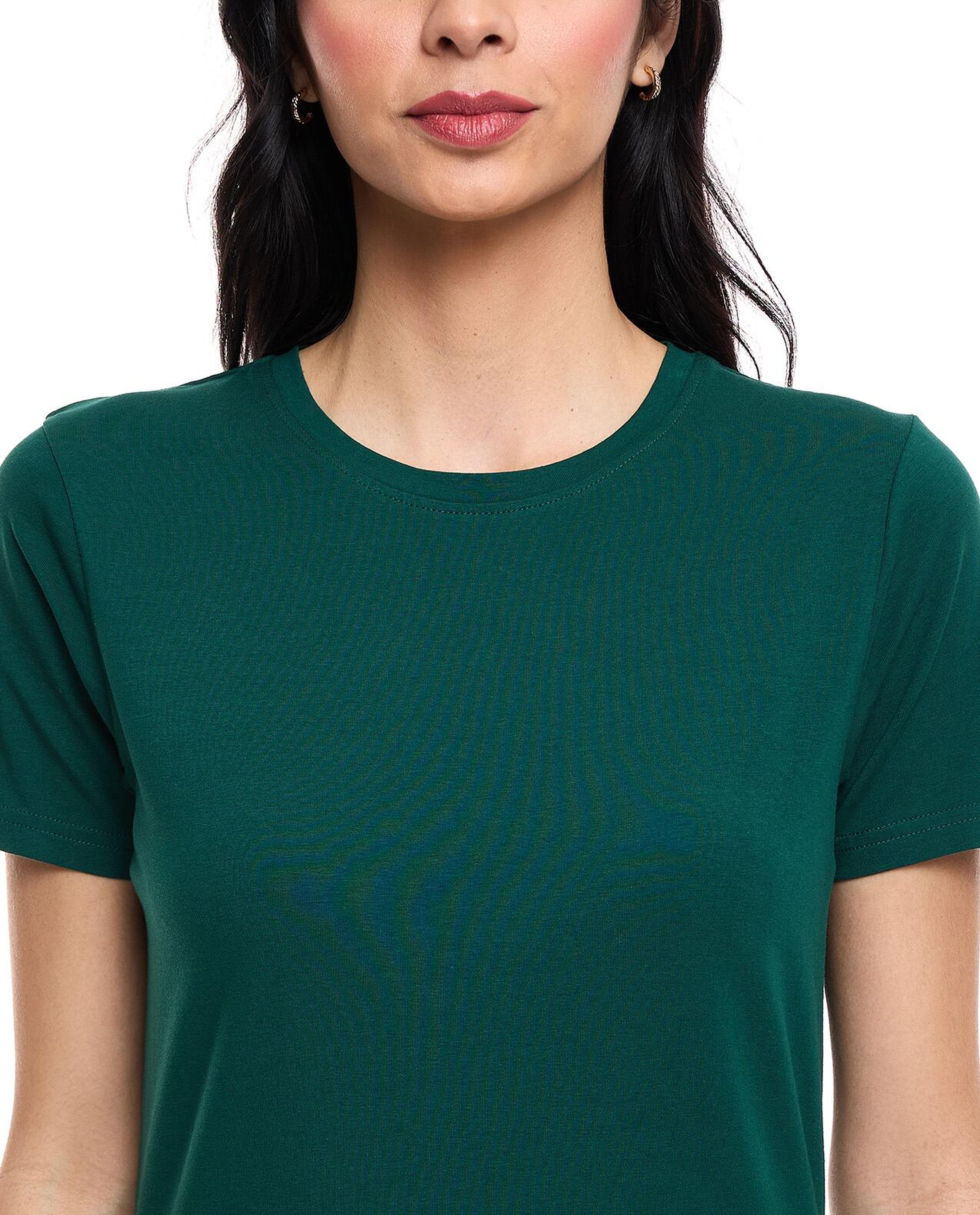 تيشيرت بياقة دائرية وأكمام قصيرة