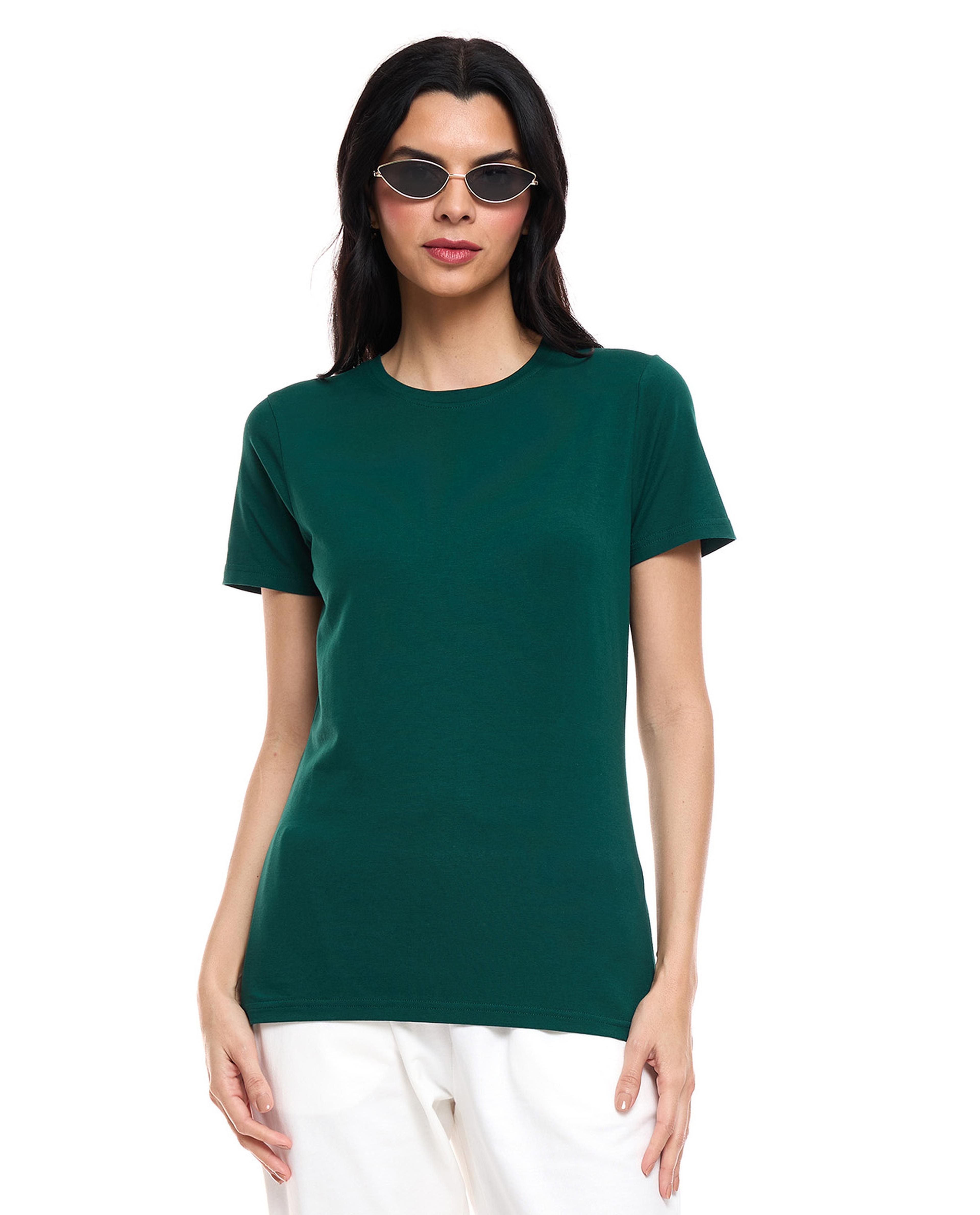 تيشيرت بياقة دائرية وأكمام قصيرة