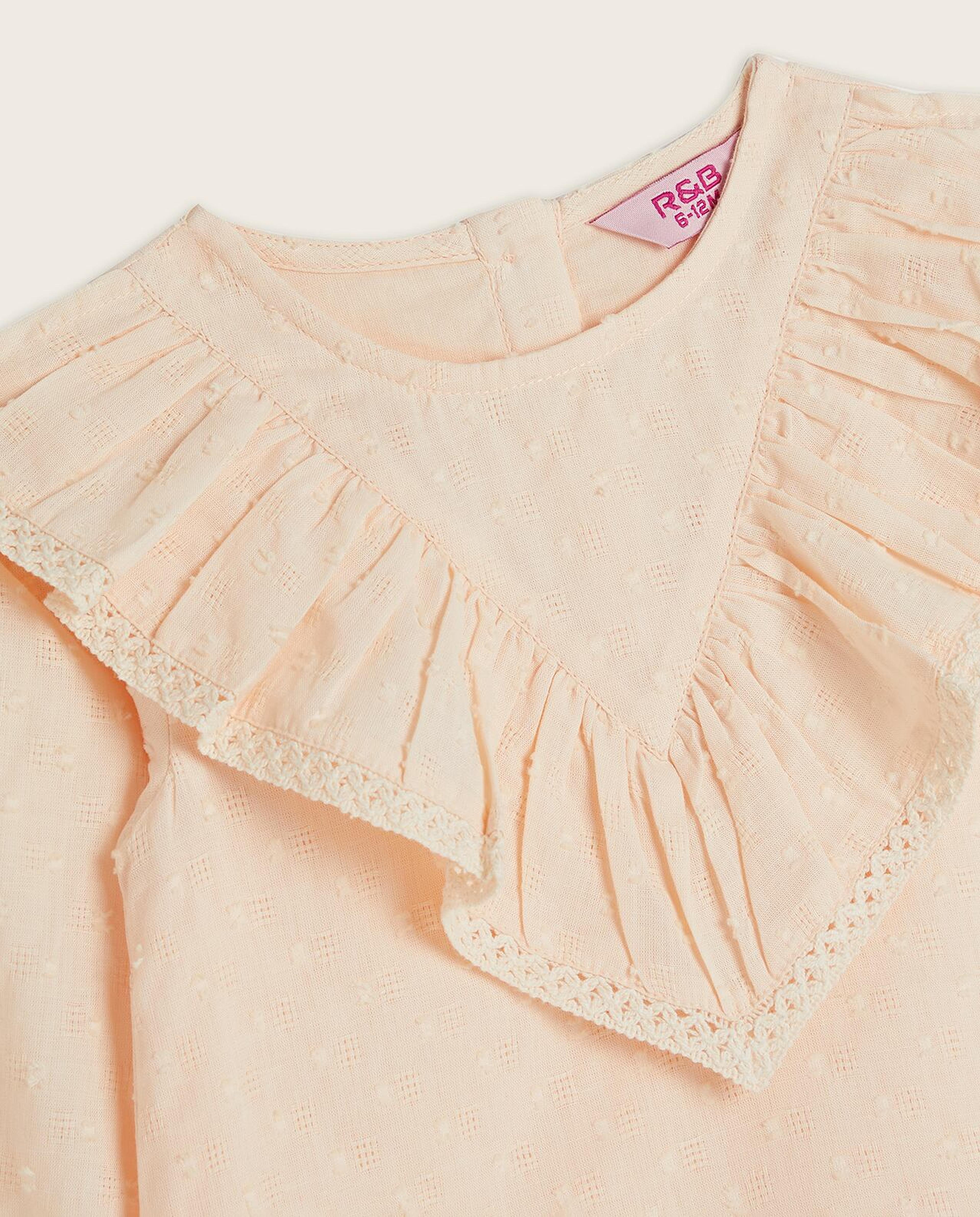 توب بياقة دائرية وأكمام طويلة