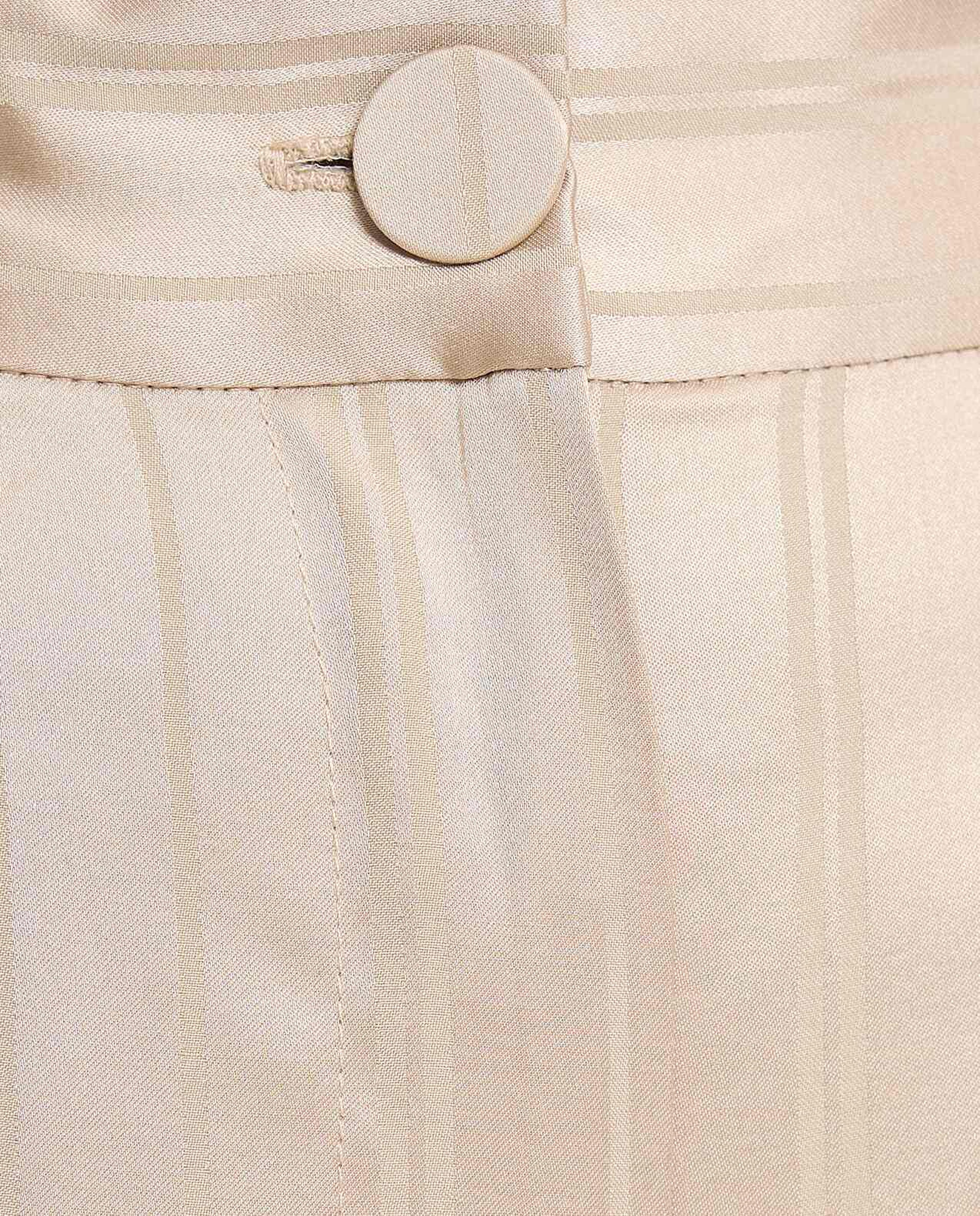 بنطال بكسرات وأزرار