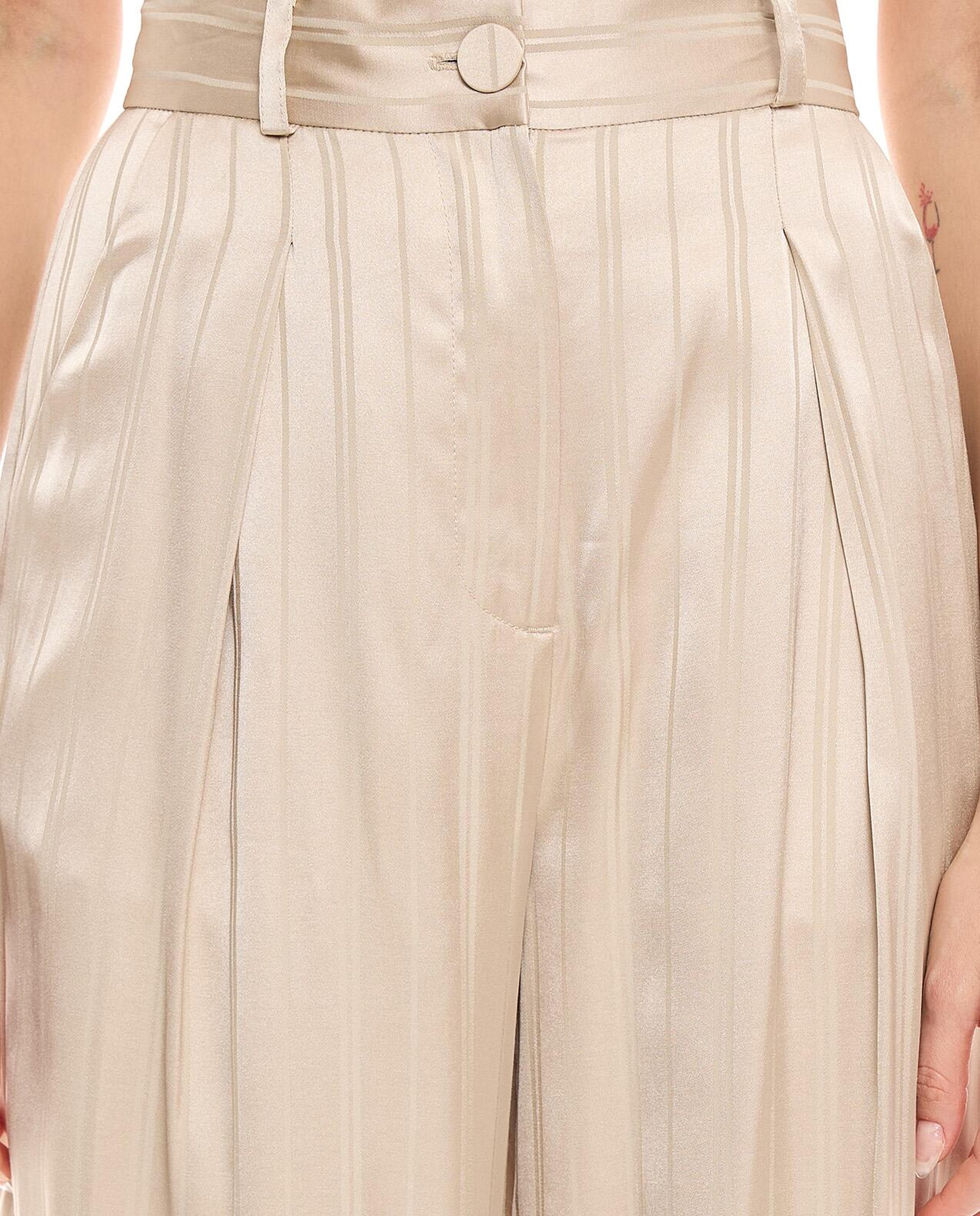 بنطال بكسرات وأزرار