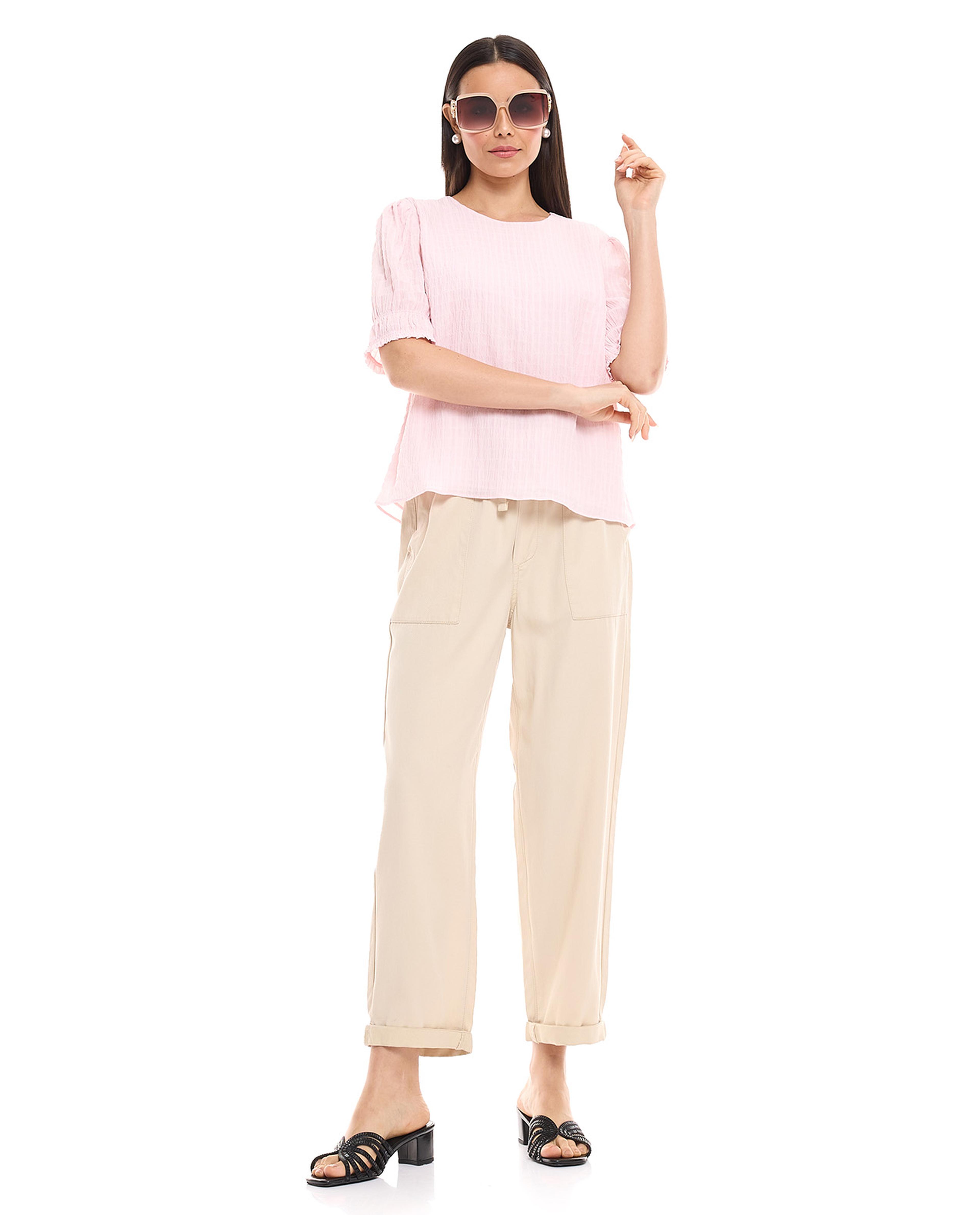 توب بياقة مستديرة وأكمام طويلة