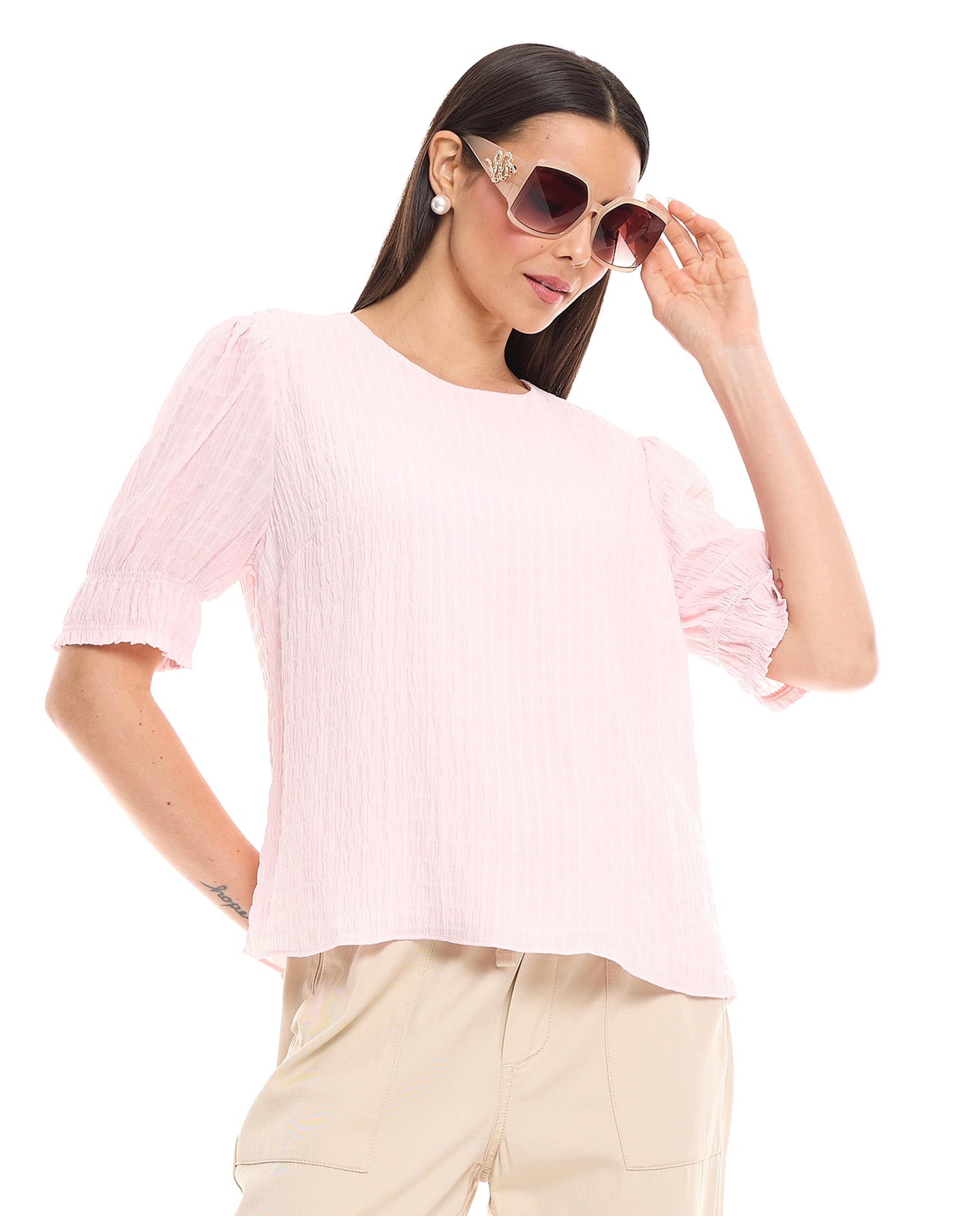 توب بياقة مستديرة وأكمام طويلة