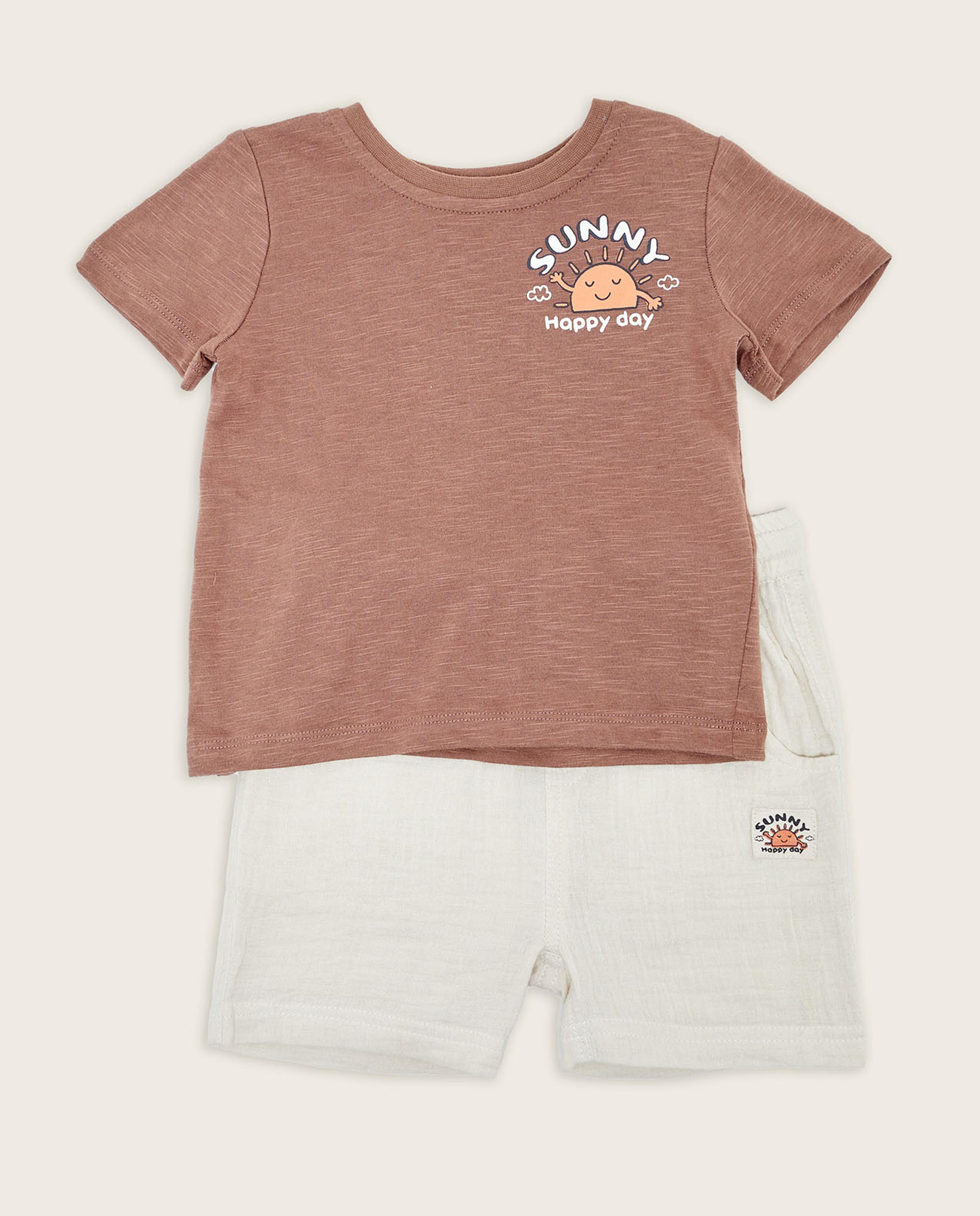 طقم شورت وتيشيرت بطبعة