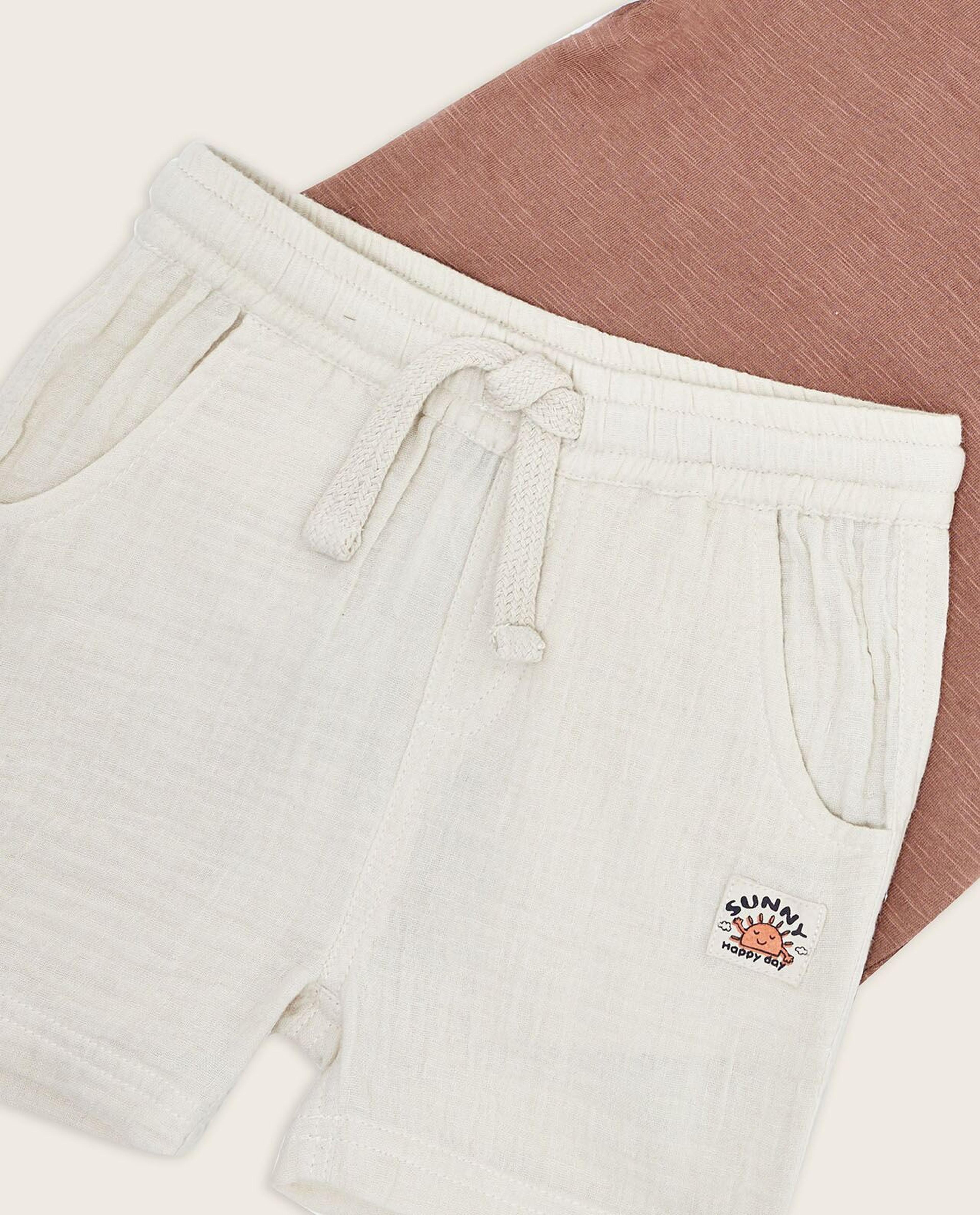 طقم شورت وتيشيرت بطبعة