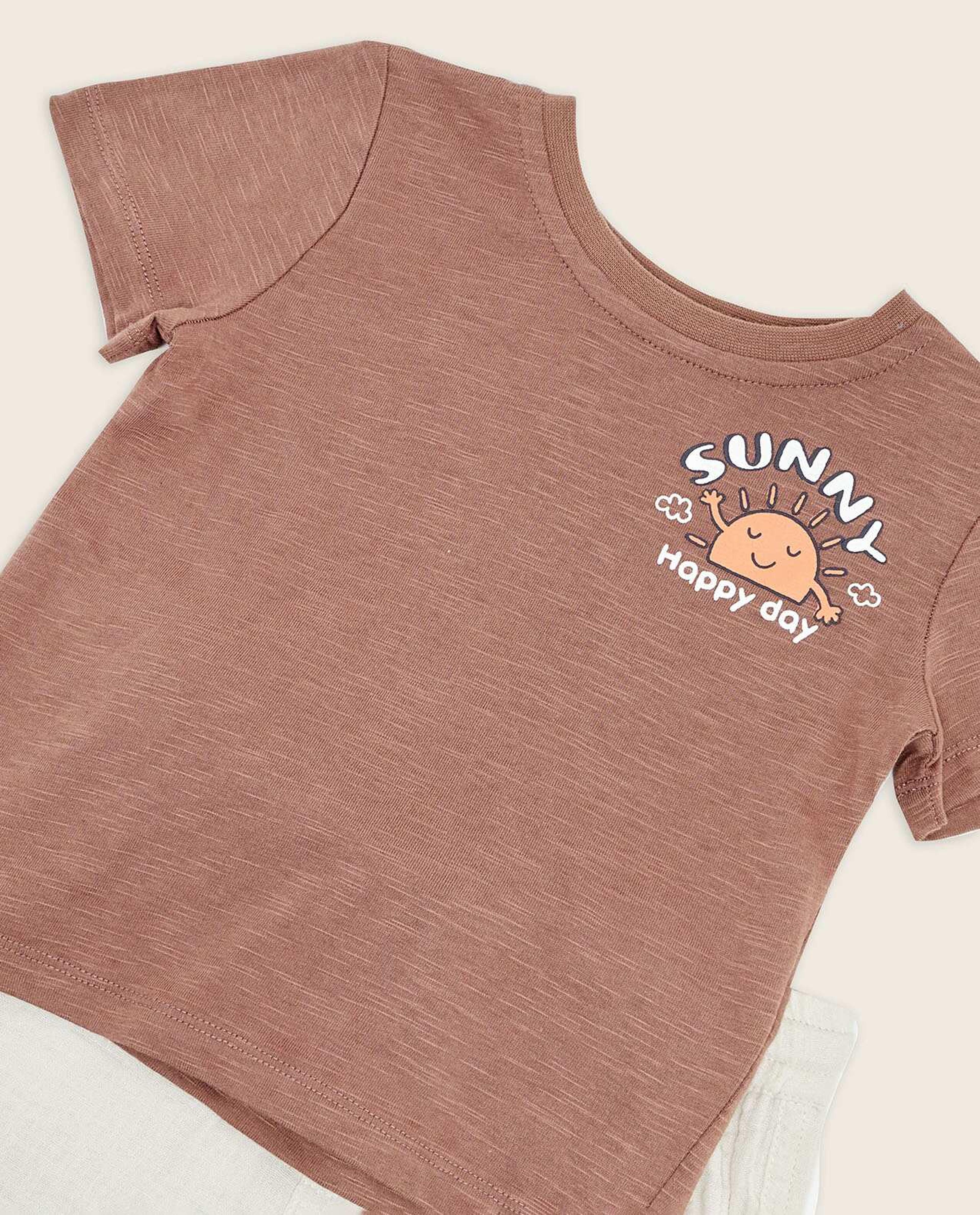 طقم شورت وتيشيرت بطبعة