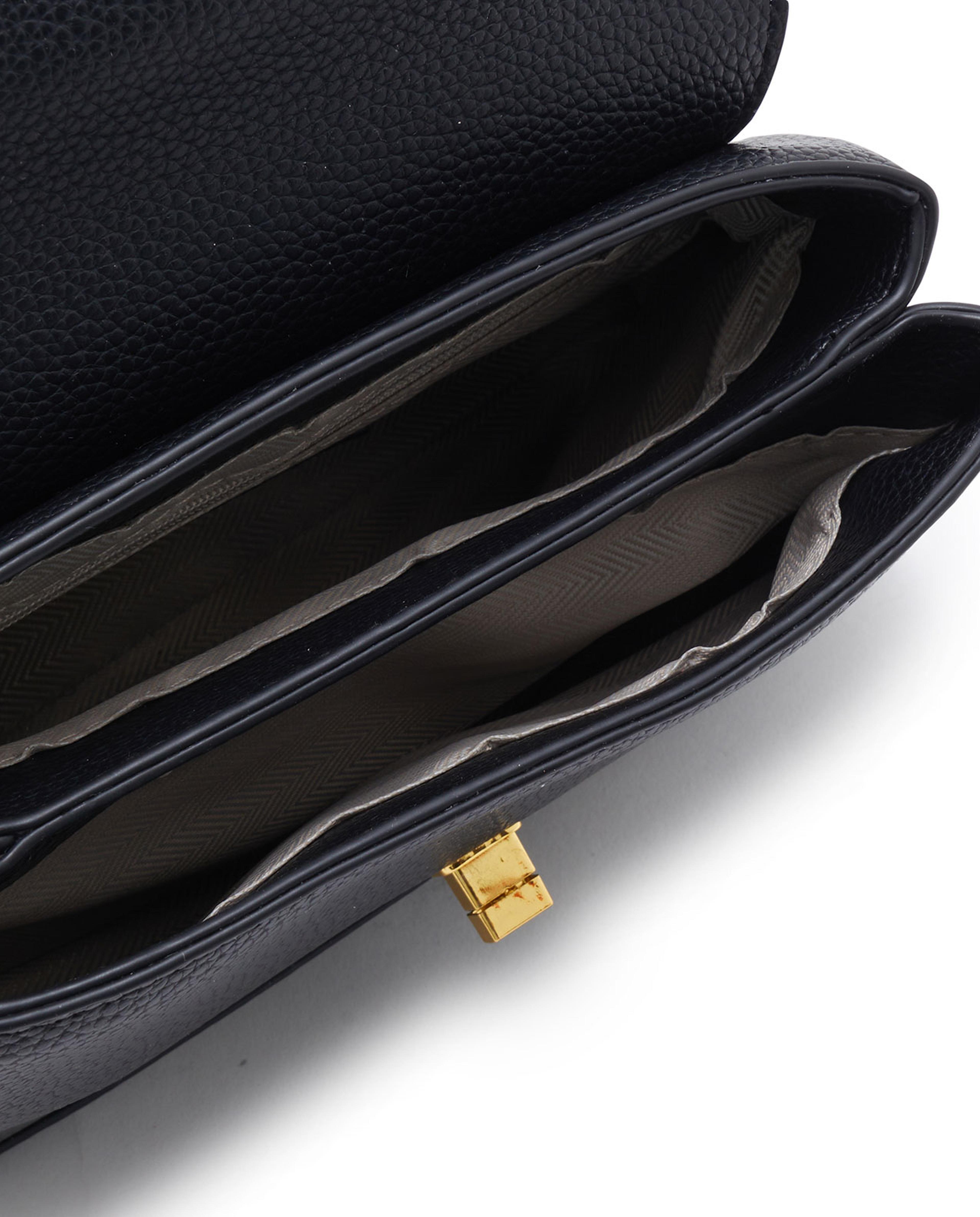 حقيبة بمقبض