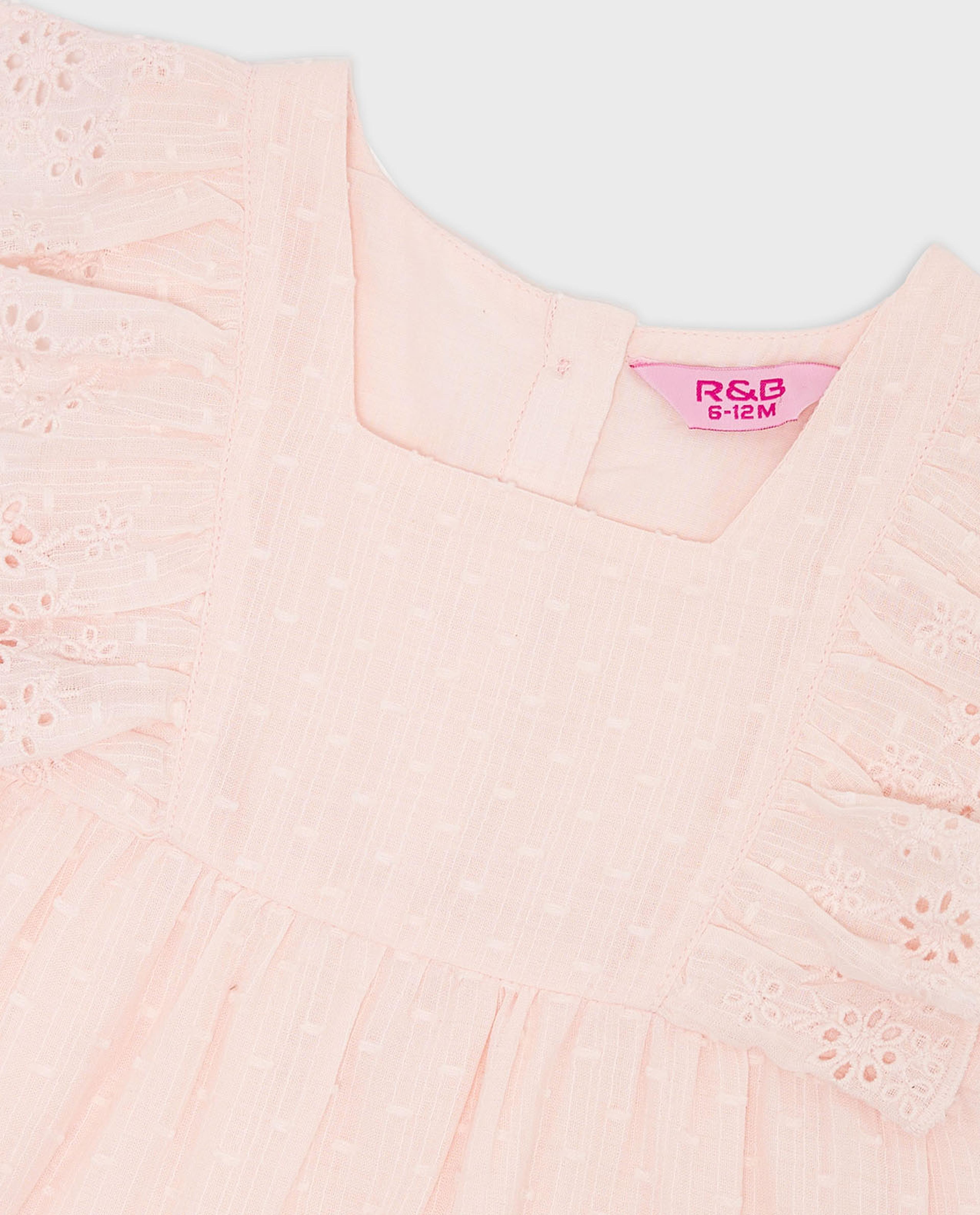 توب بياقة مربعة وأكمام واسعة