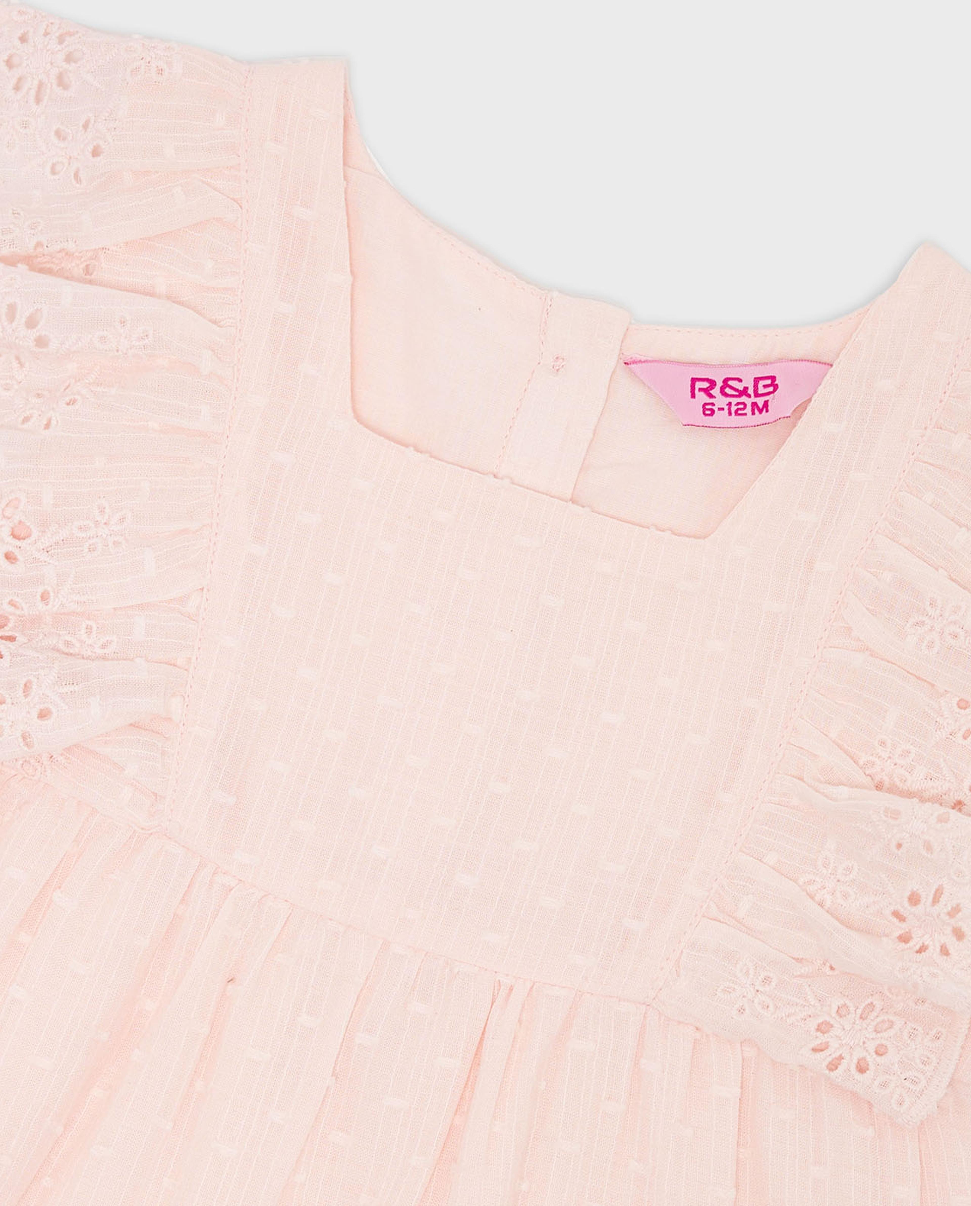 توب بياقة مربعة وأكمام واسعة