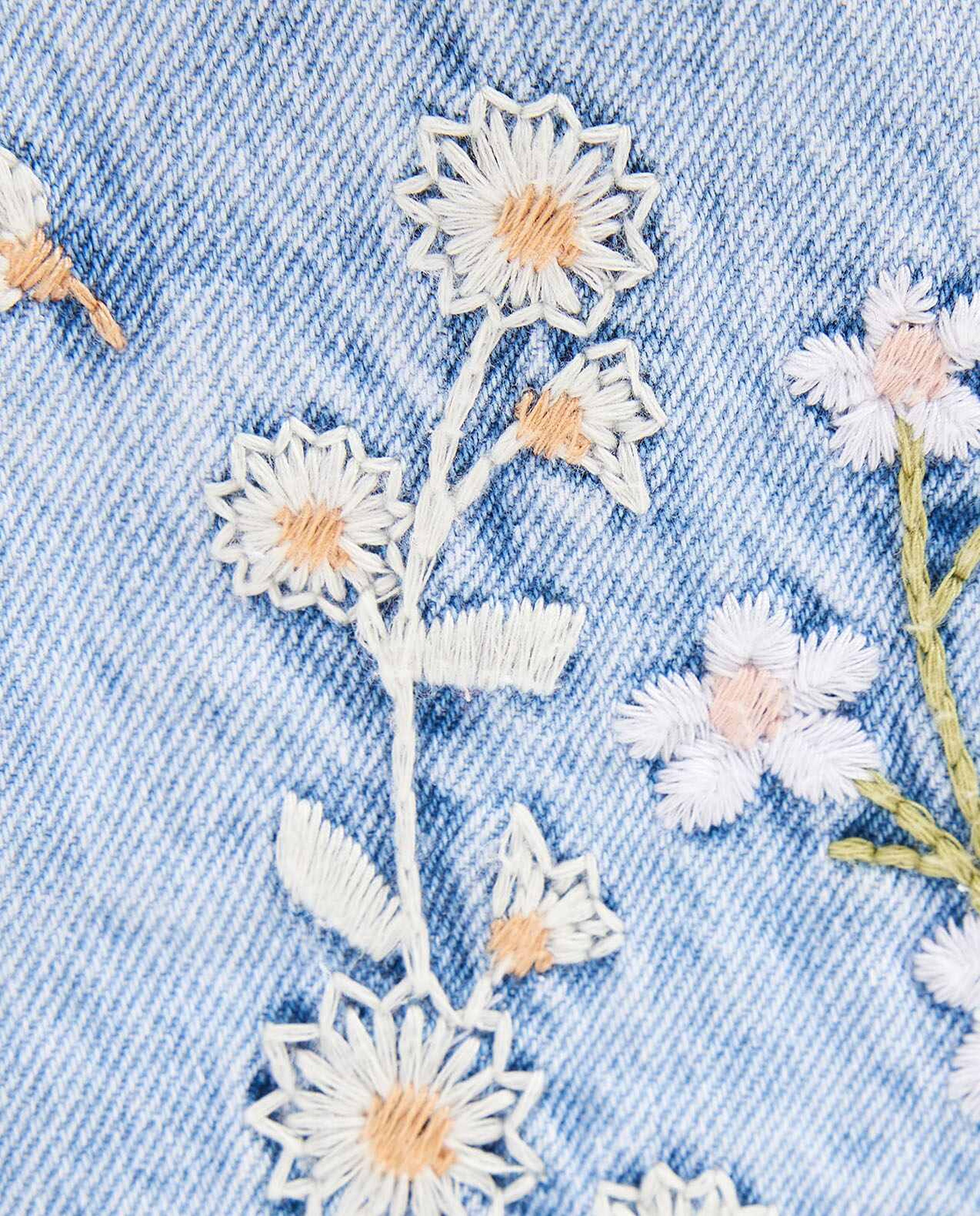 جينز مطرز بقصة مستقيمة وزر