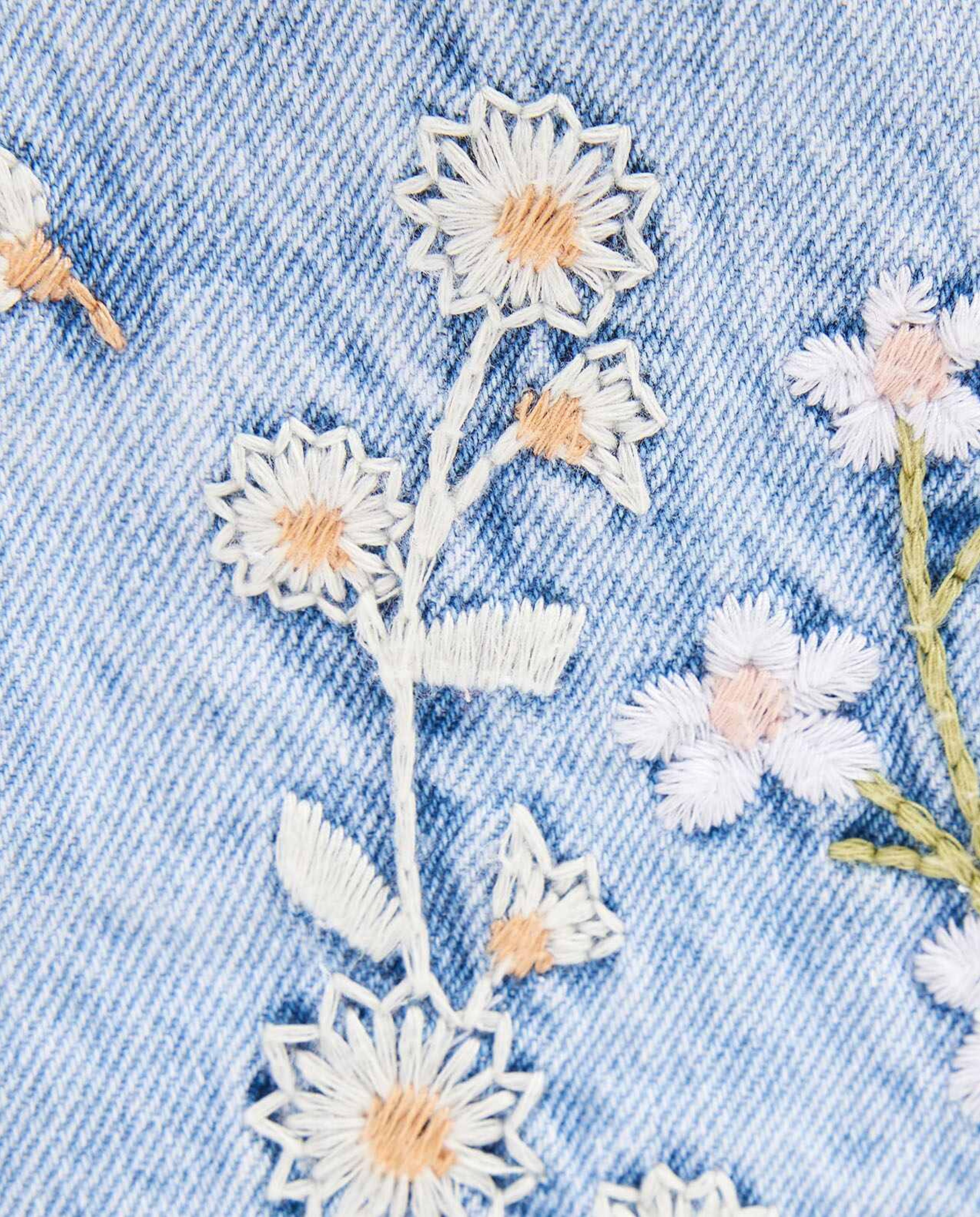 جينز مطرز بقصة مستقيمة وزر