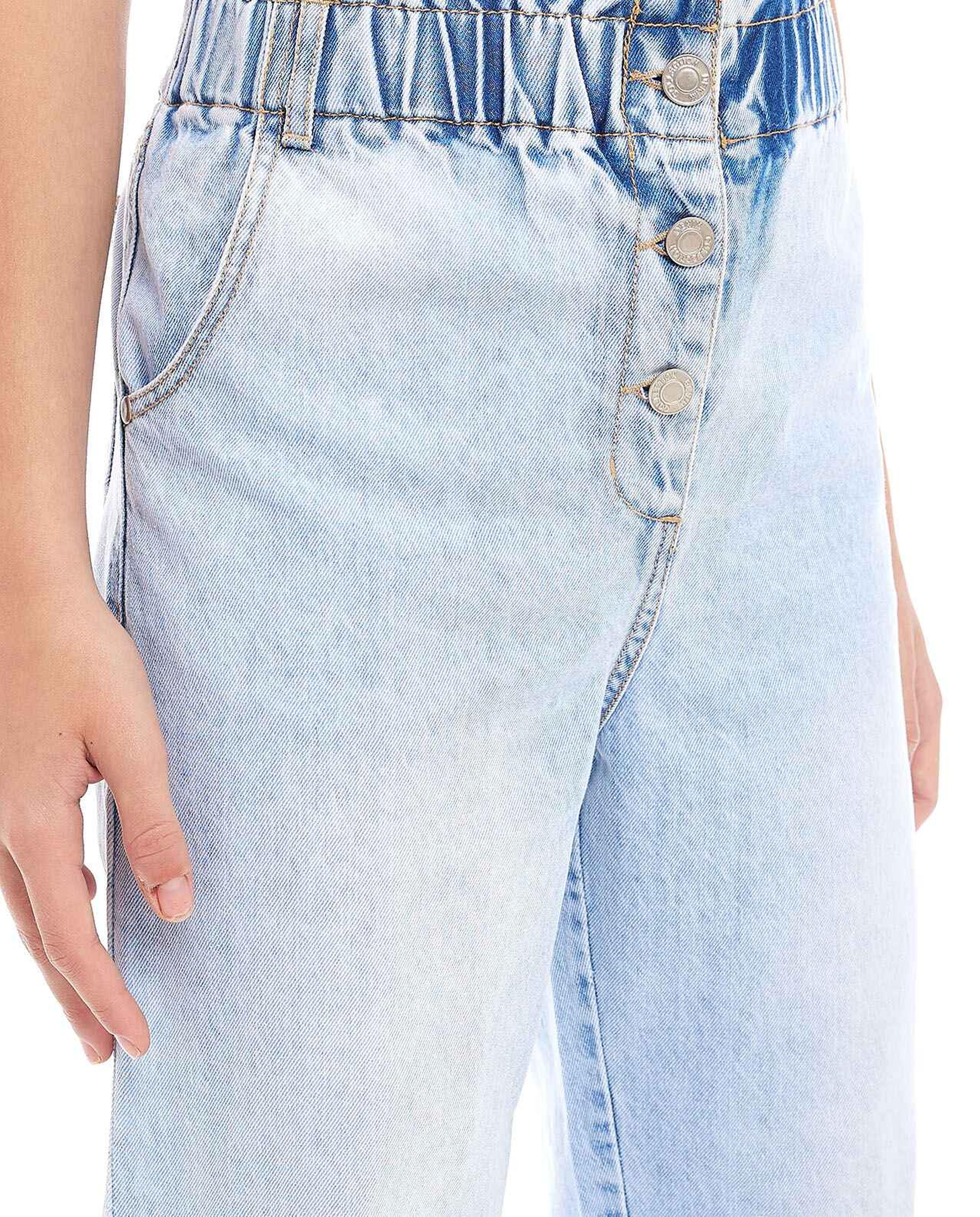 جينز مطرز بقصة مستقيمة وزر