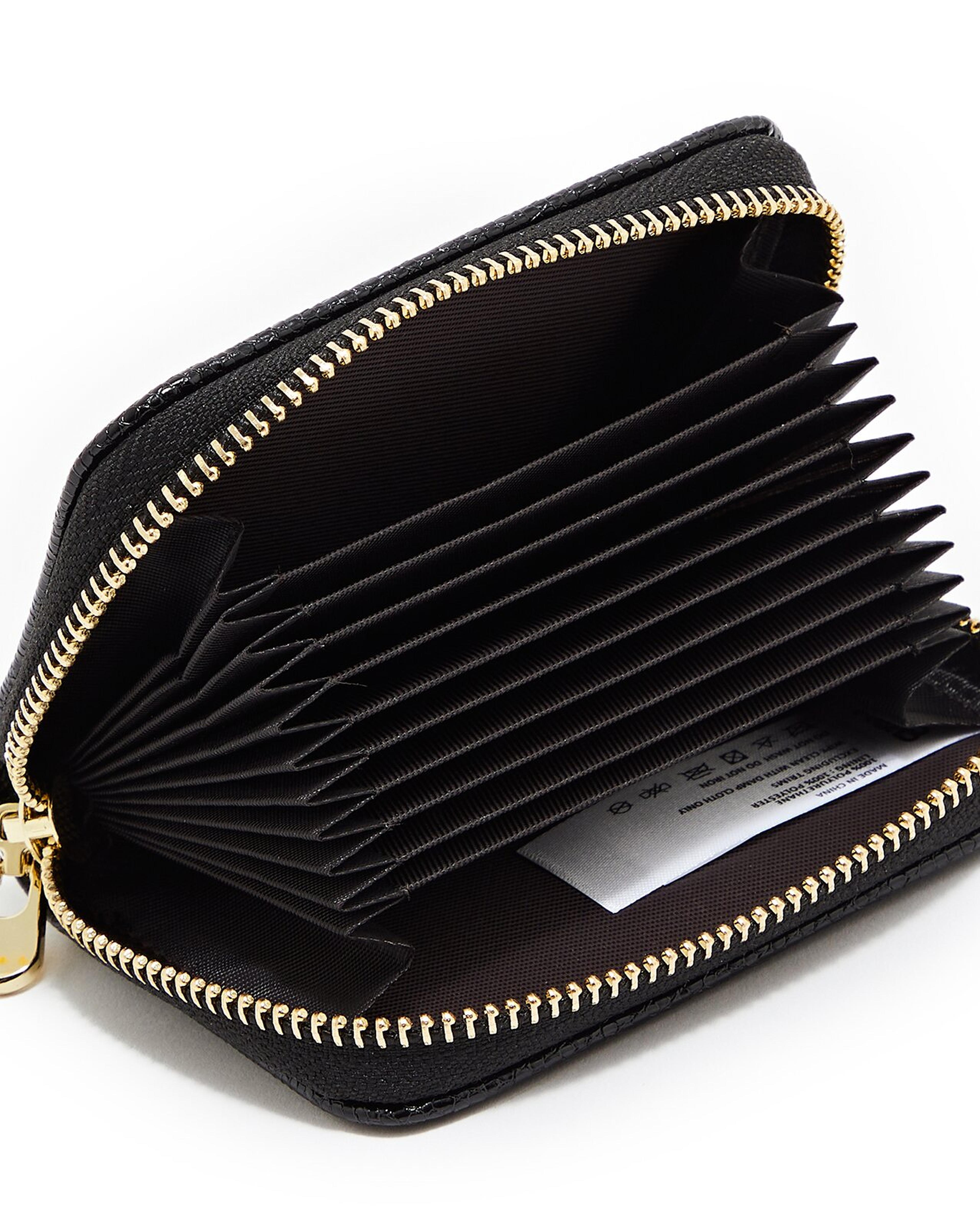 محفظة بسحاب ونقشة بارزة