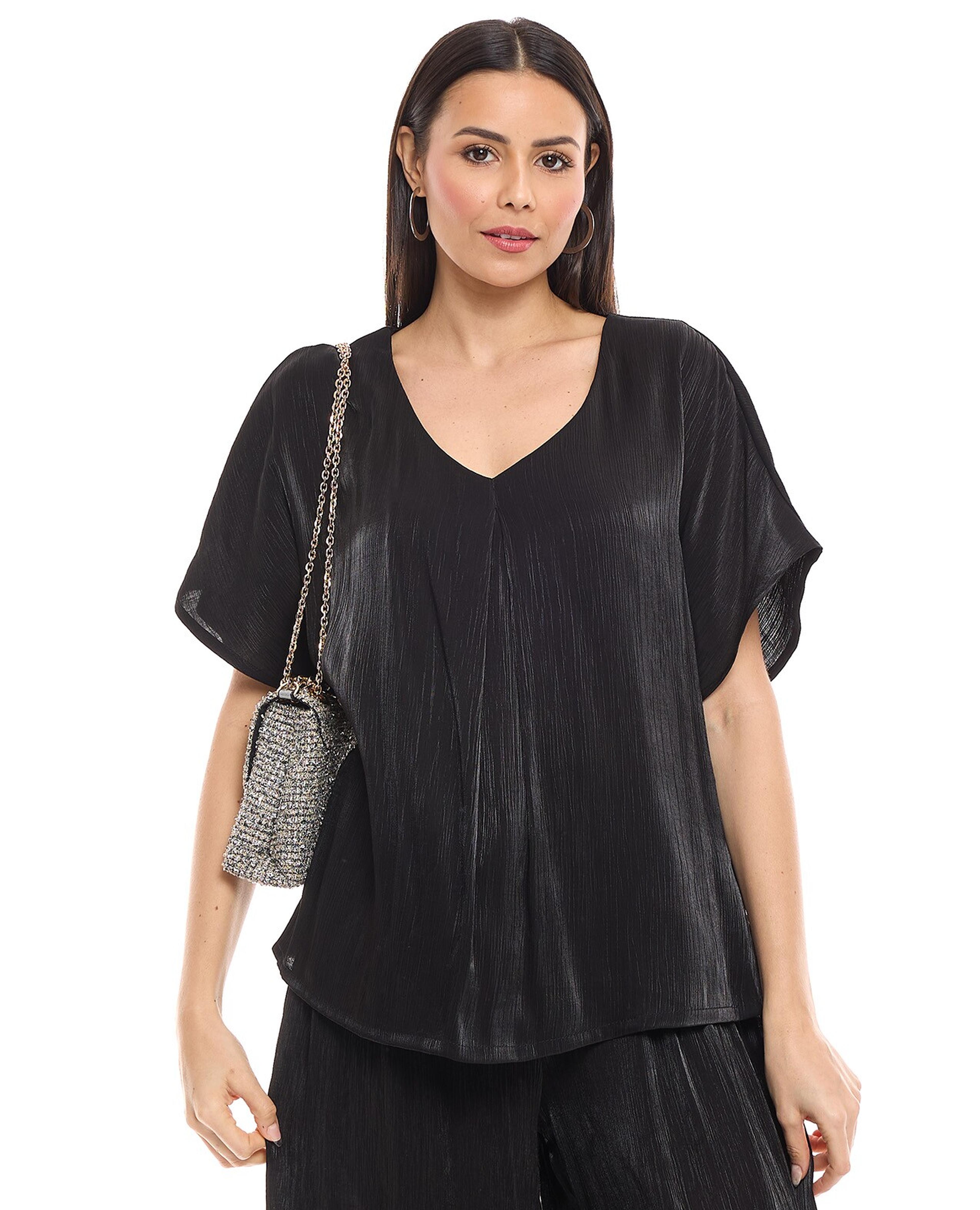 توب بياقة V وأكمام قصيرة