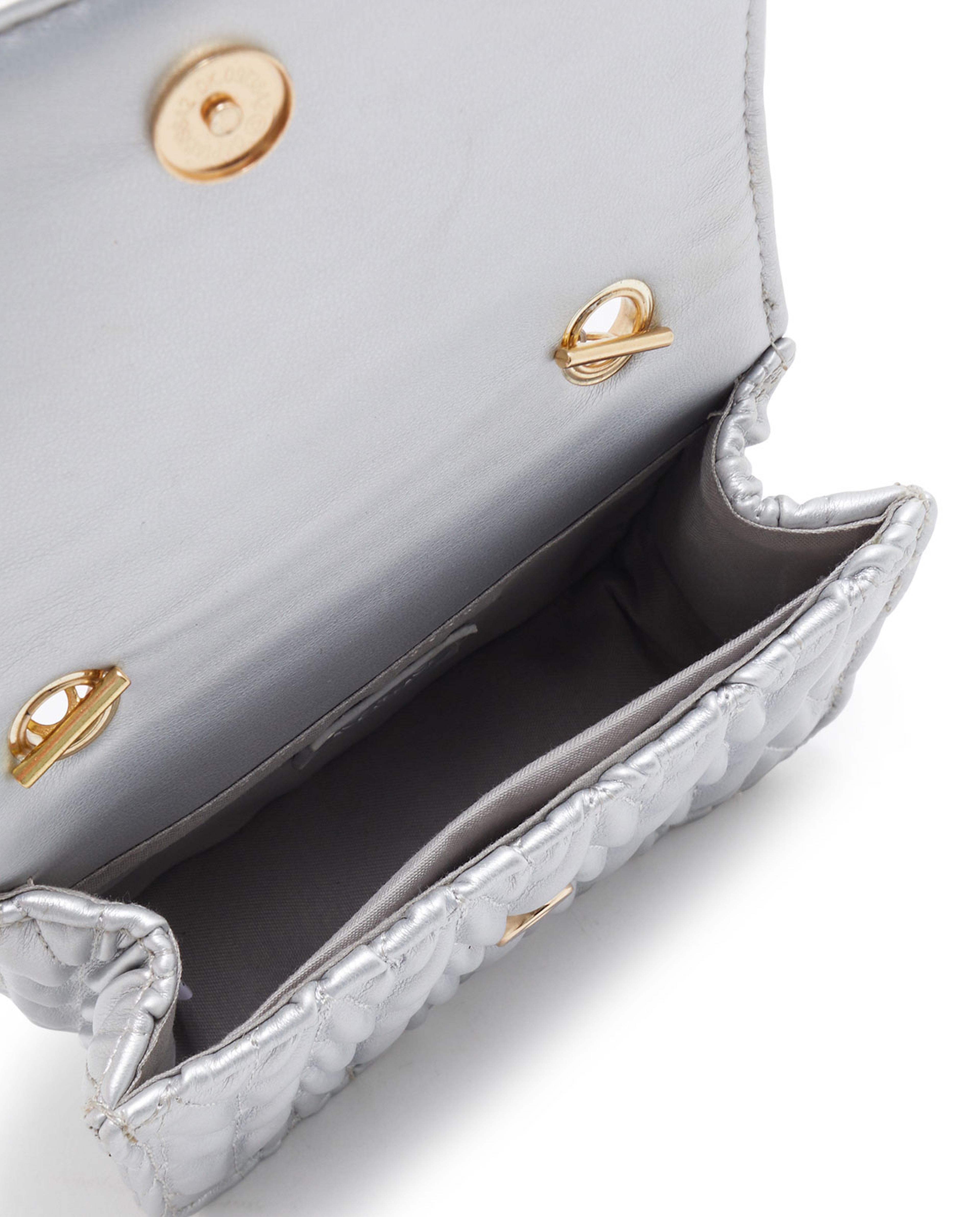 حقيبة صغيرة مبطنة