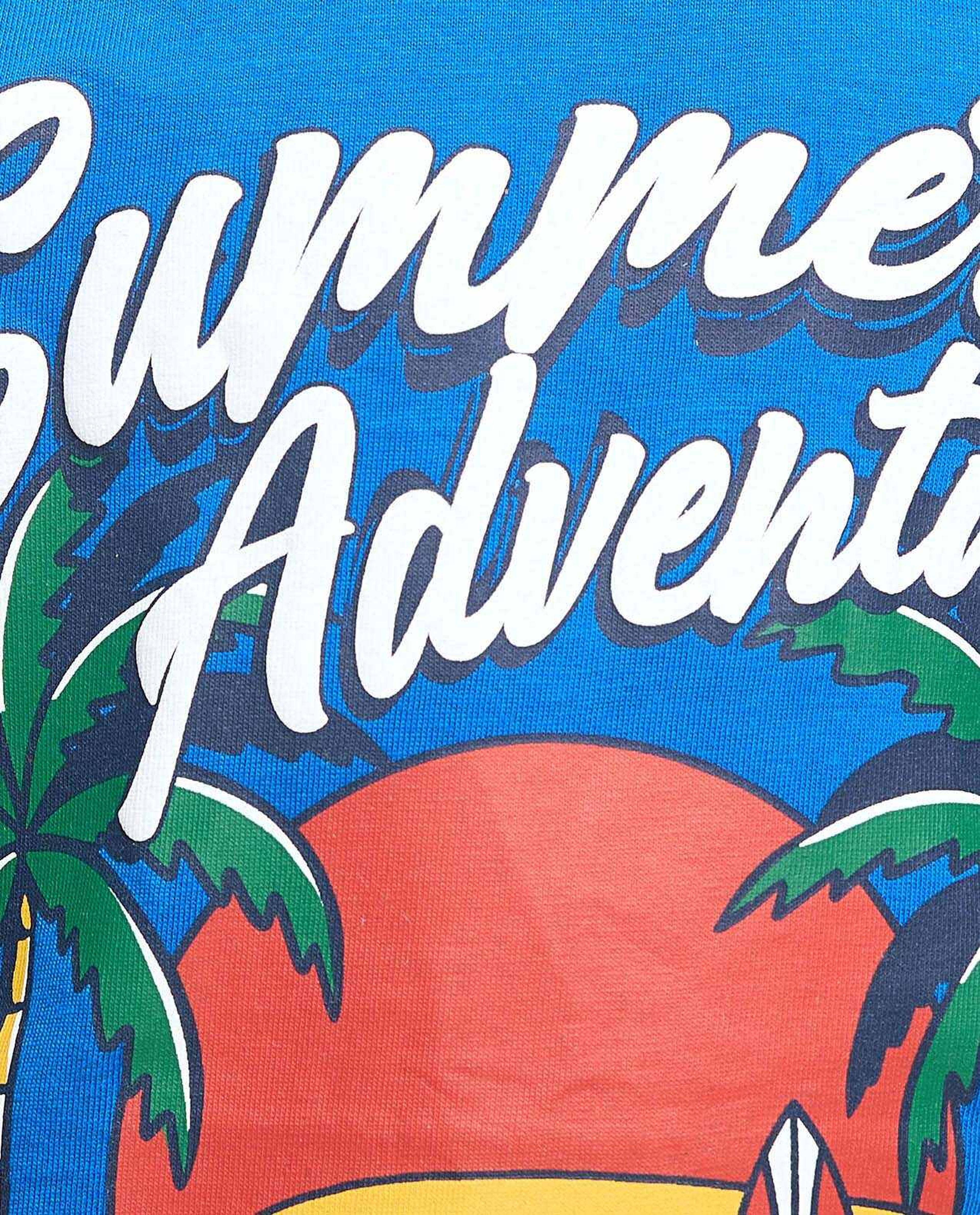 تيشيرت بطبعة جرافيك وياقة مستديرة وأكمام طويلة