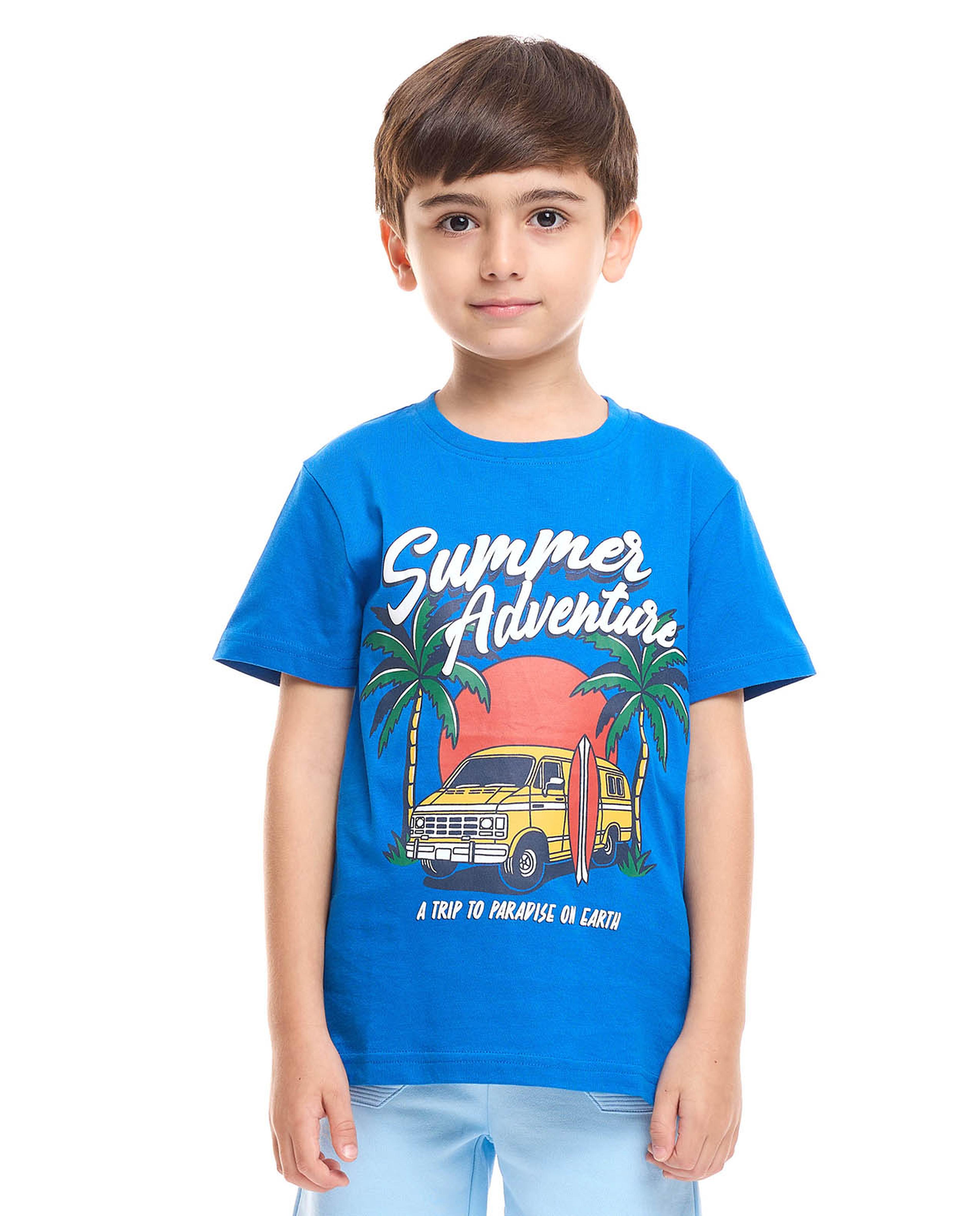 تيشيرت بطبعة جرافيك وياقة مستديرة وأكمام طويلة