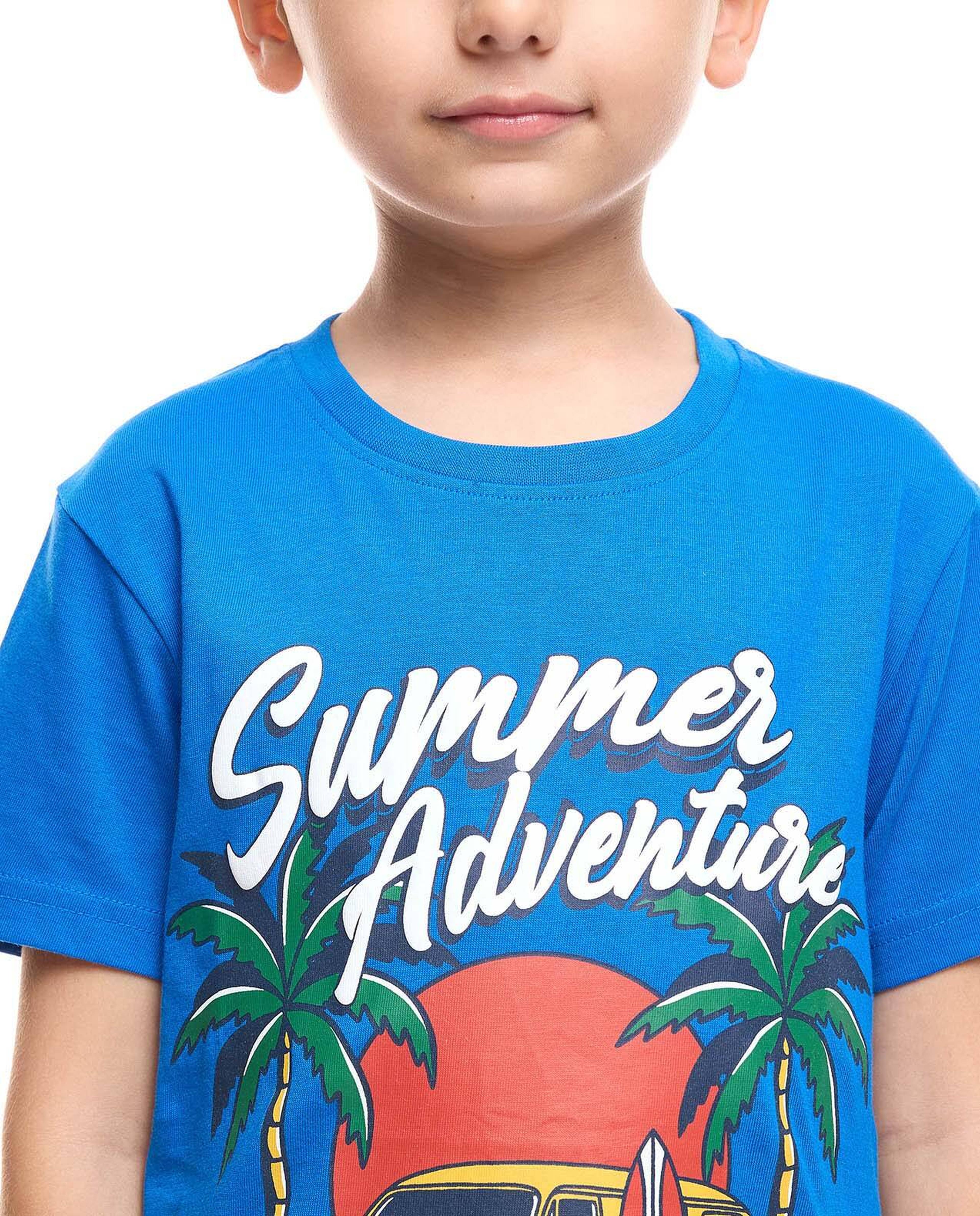 تيشيرت بطبعة جرافيك وياقة مستديرة وأكمام طويلة