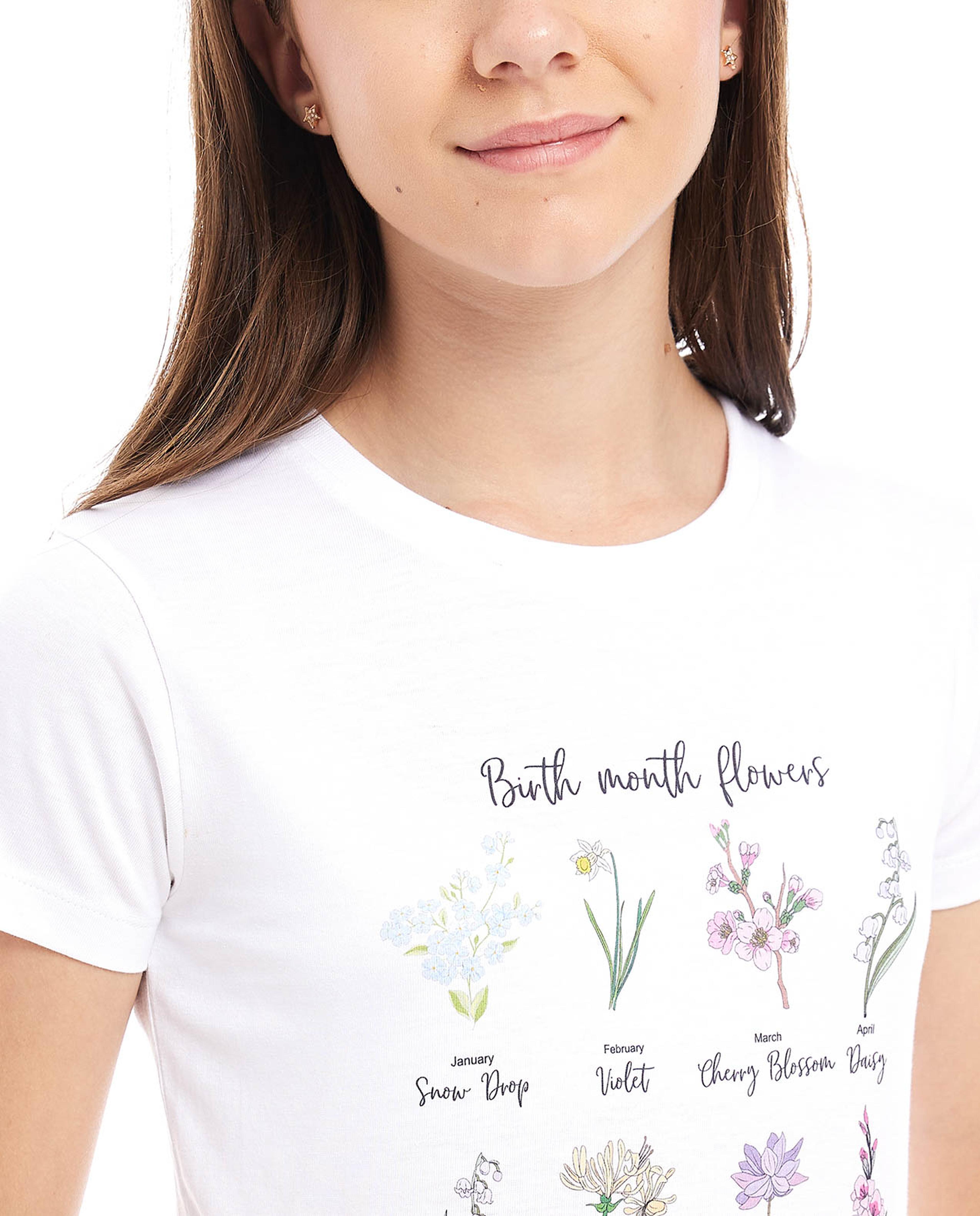 تيشيرت بياقة دائرية وأكمام قصيرة بطبعة