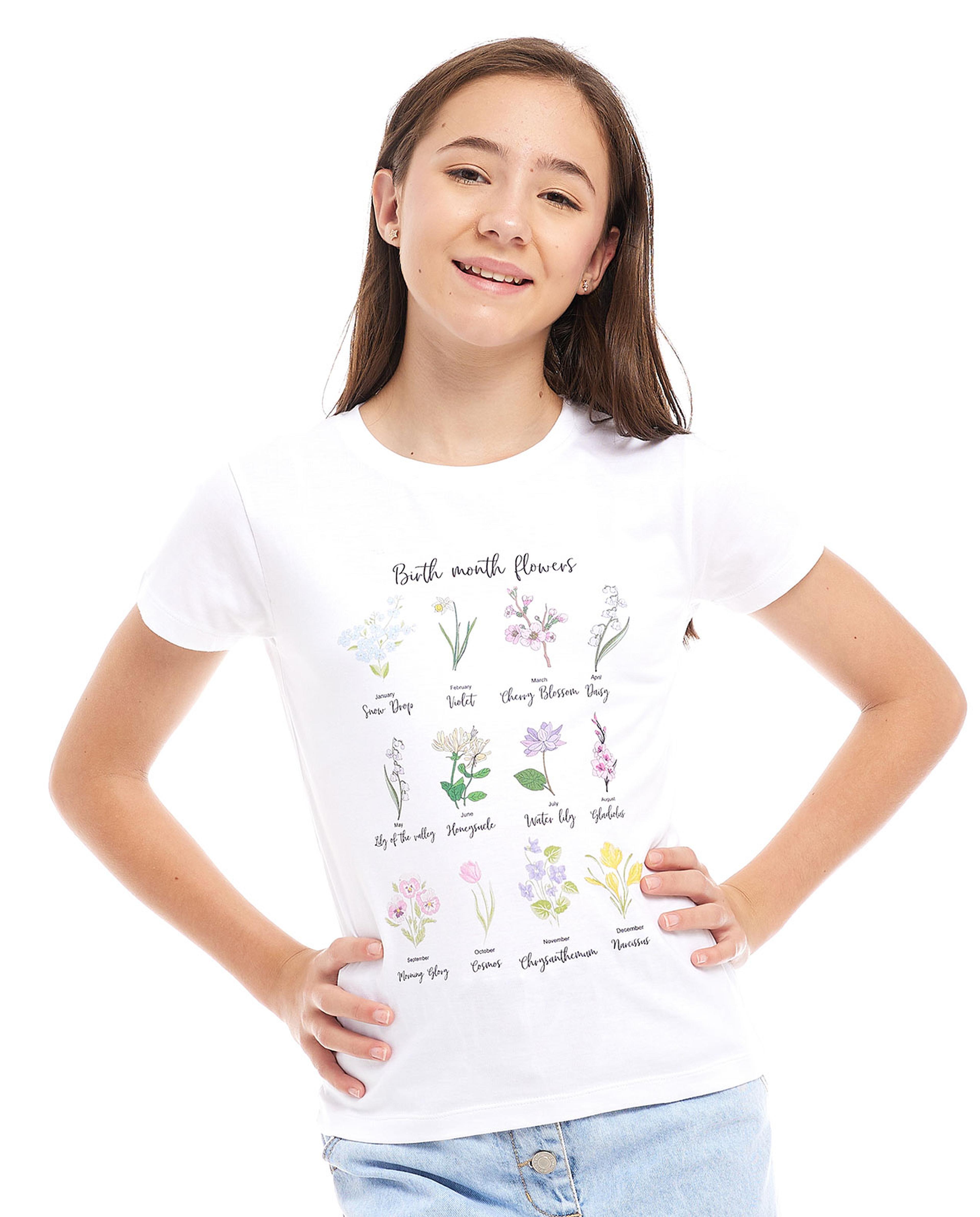 تيشيرت بياقة دائرية وأكمام قصيرة بطبعة