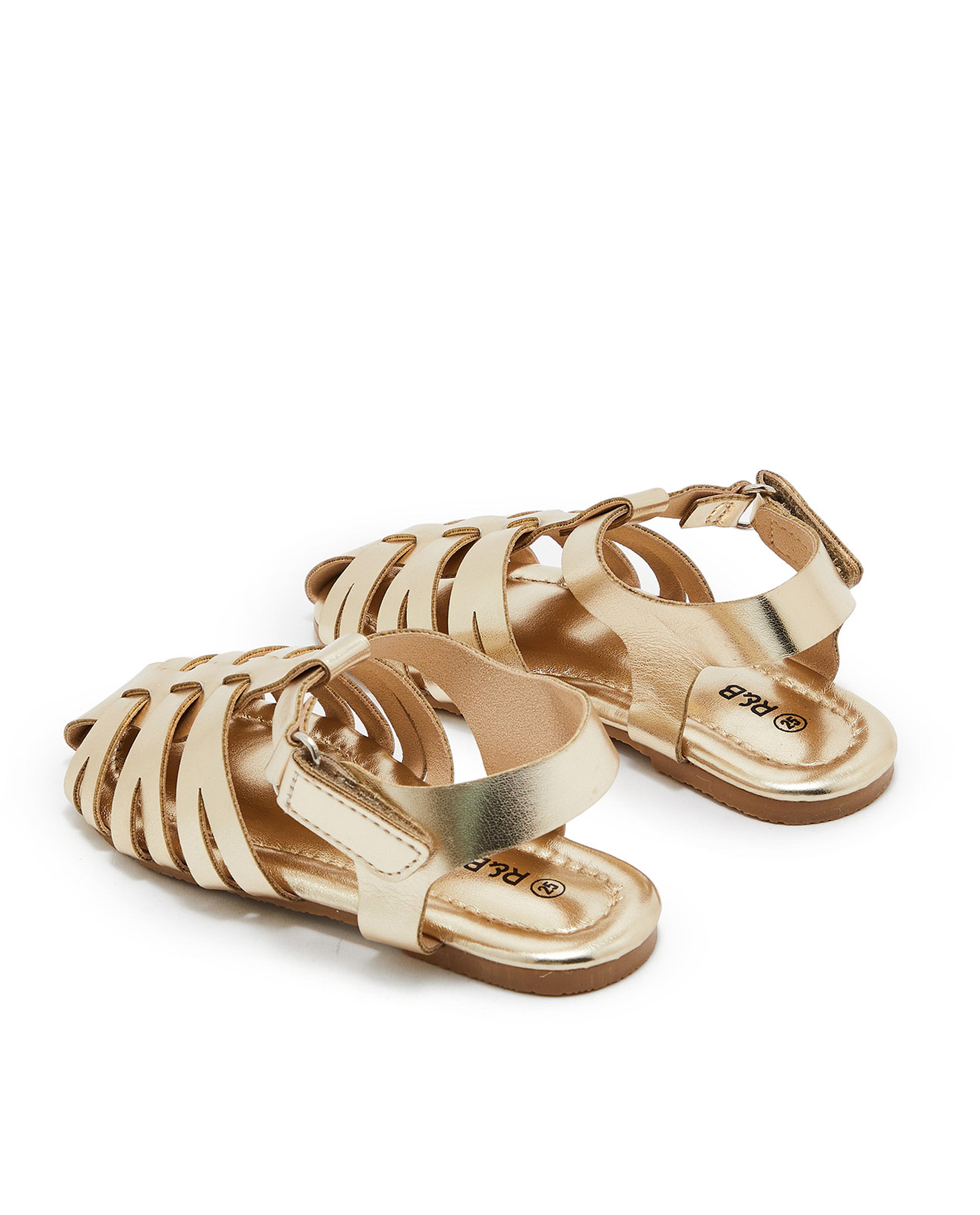 صندل مزين بإكسسوار معدني