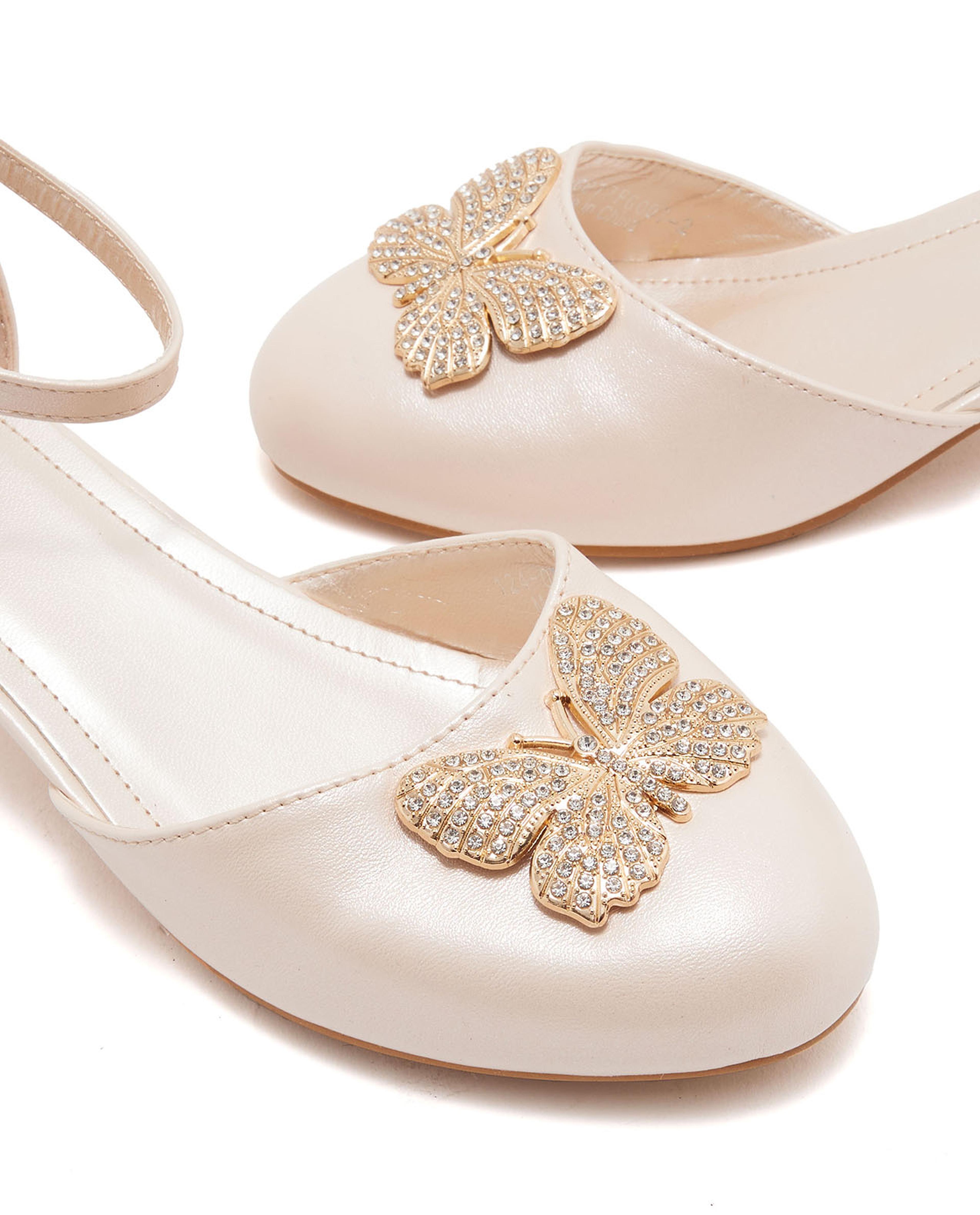 حذاء كعب مزين بإكسسوار