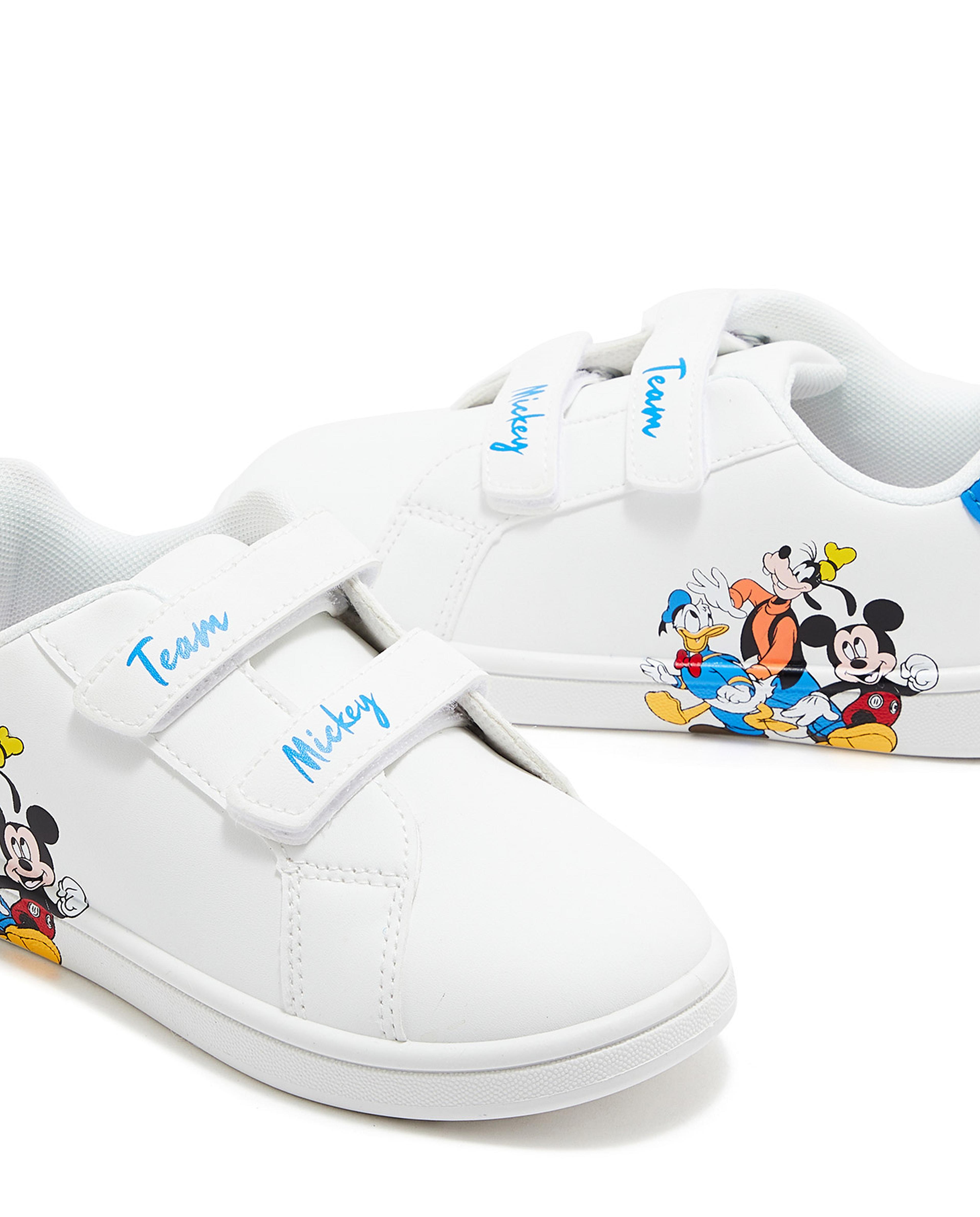 حذاء بشريط فيلكرو وطبعة