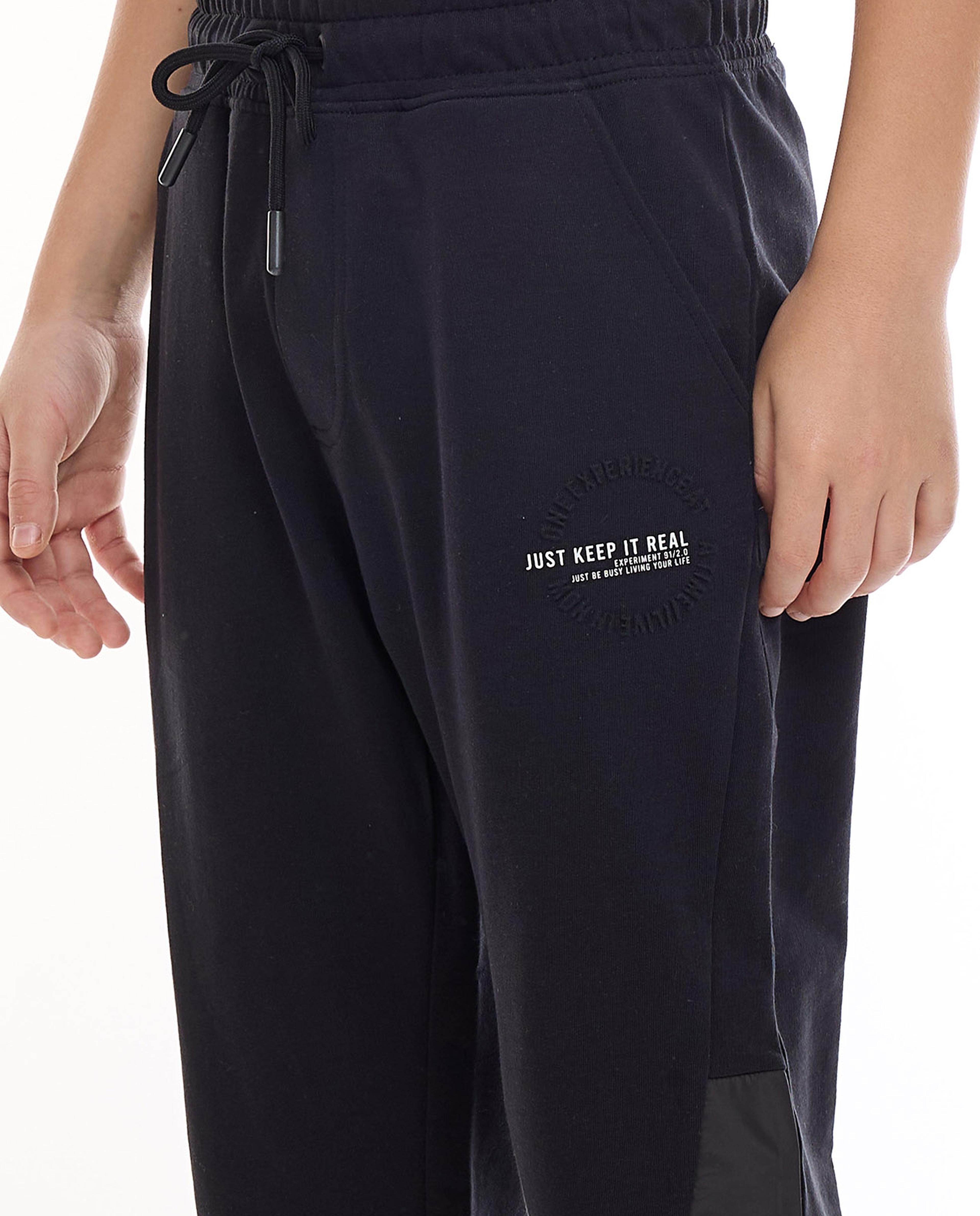 طقم جوغر وتيشيرت بطبعة