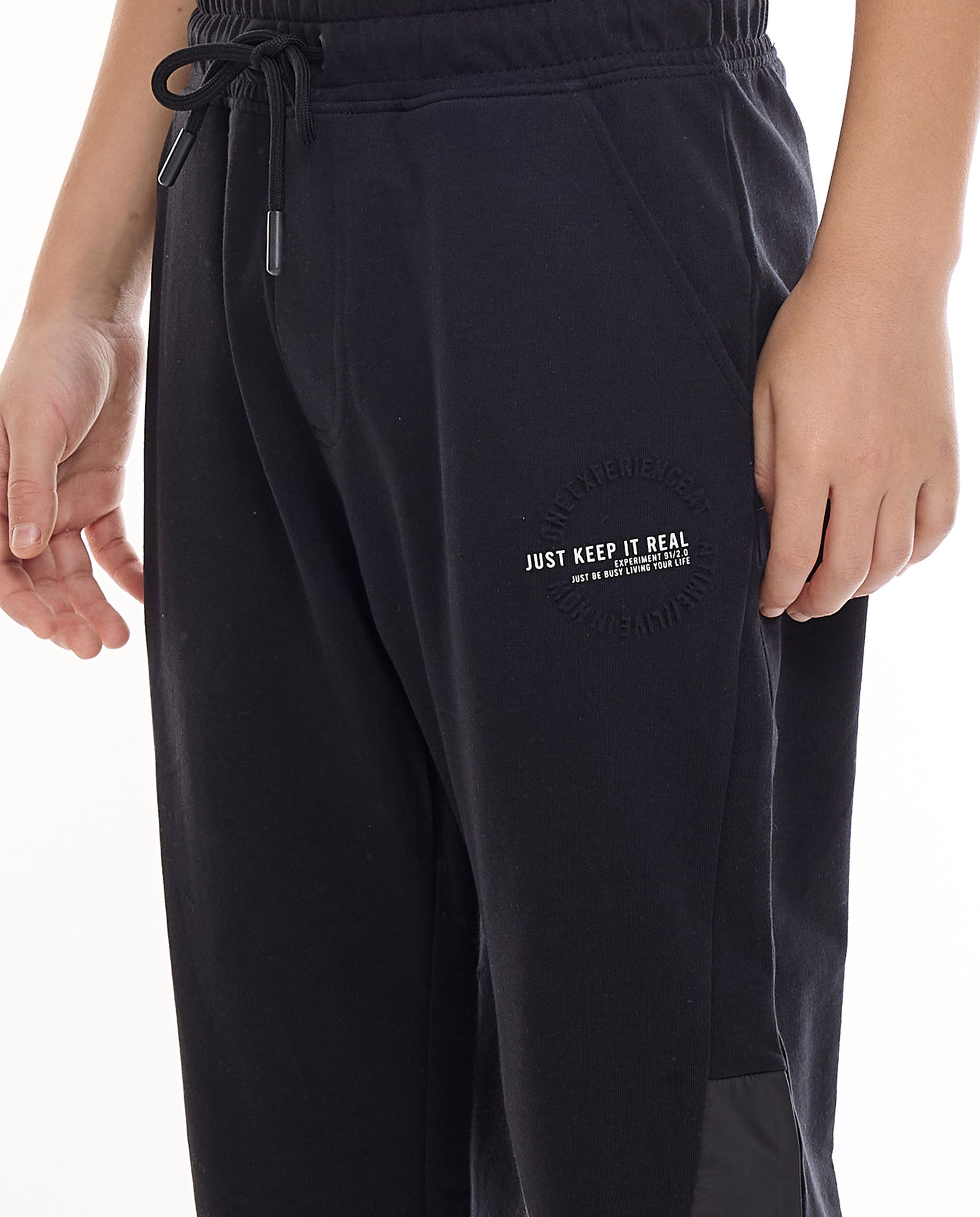 طقم جوغر وتيشيرت بطبعة