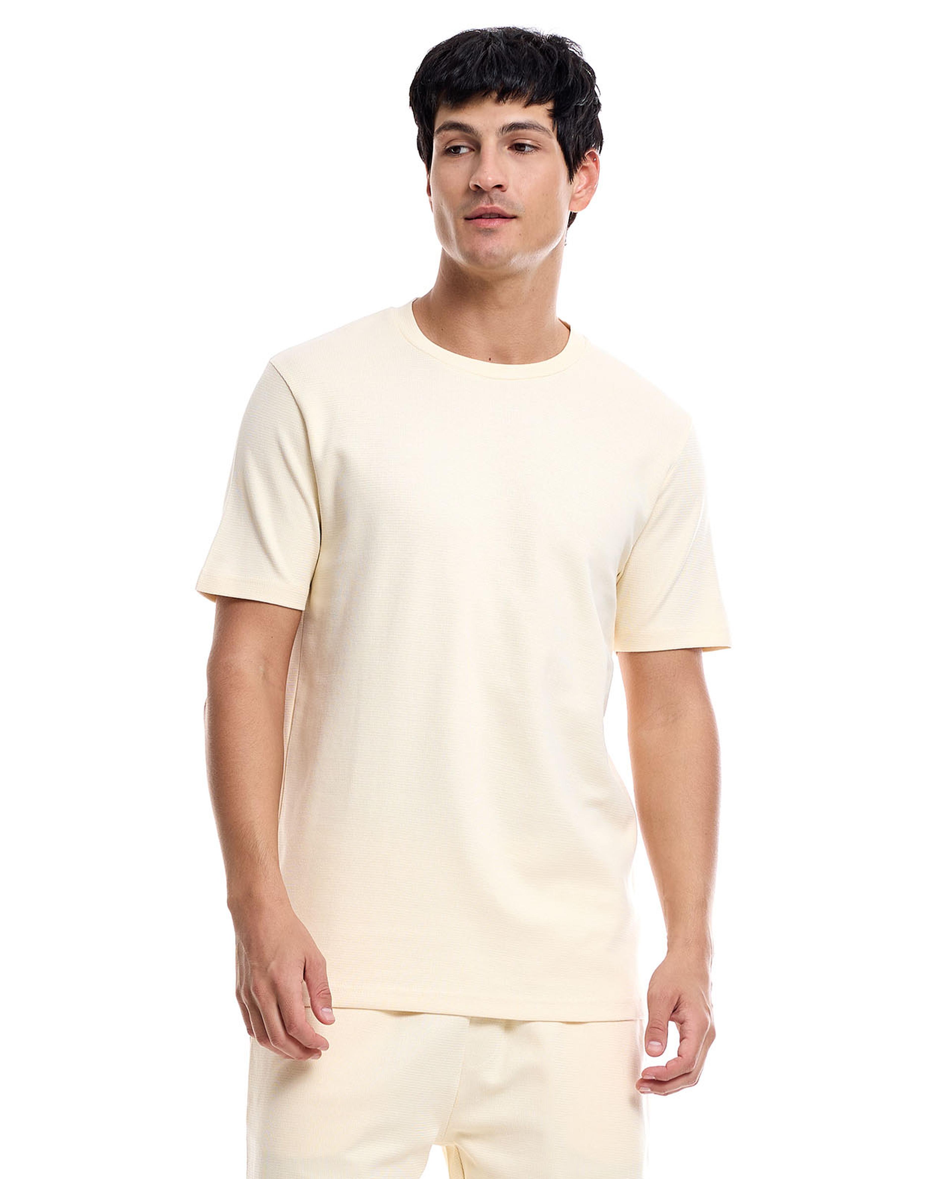 تيشيرت بياقة مستديرة وأكمام قصيرة