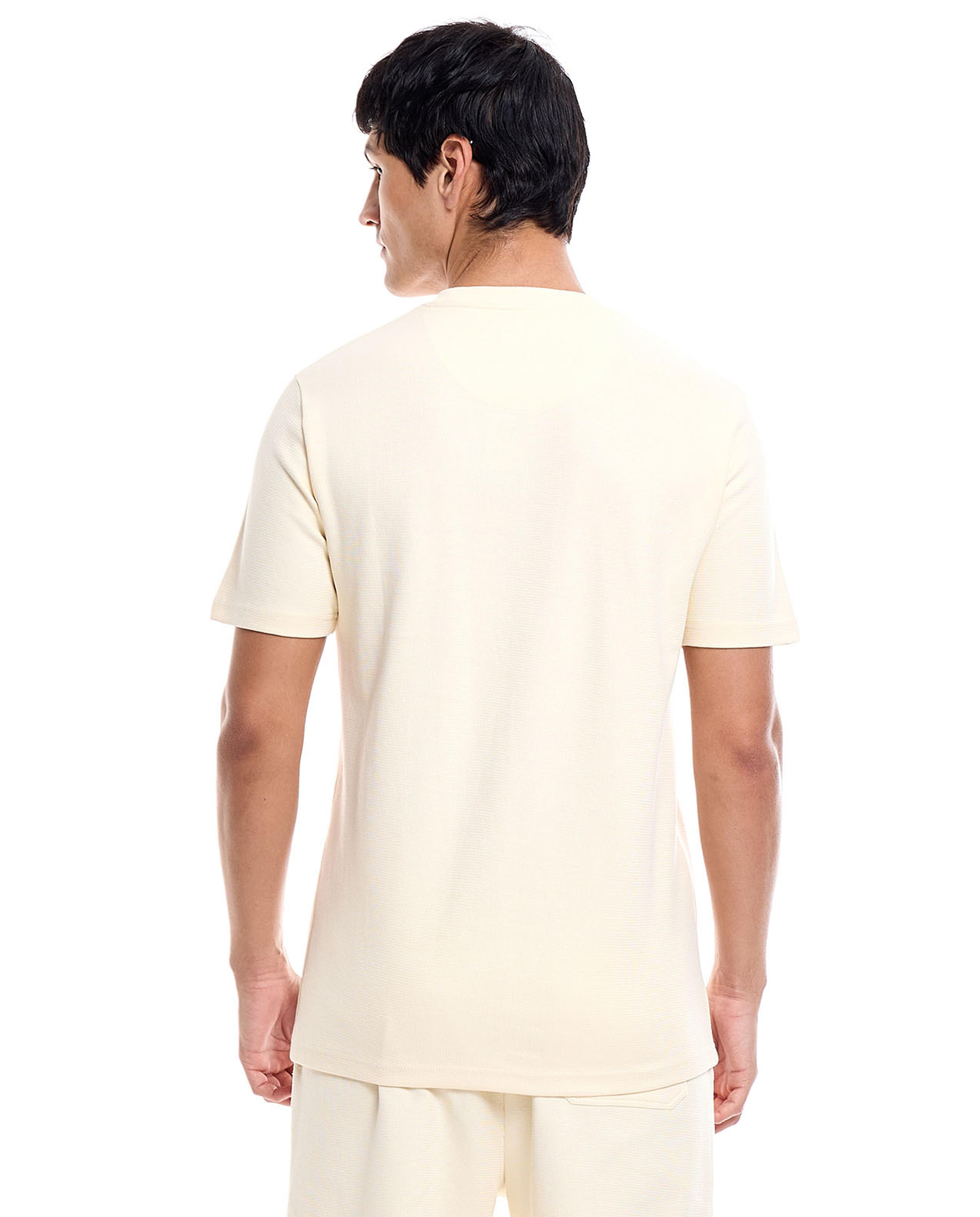 تيشيرت بياقة مستديرة وأكمام قصيرة