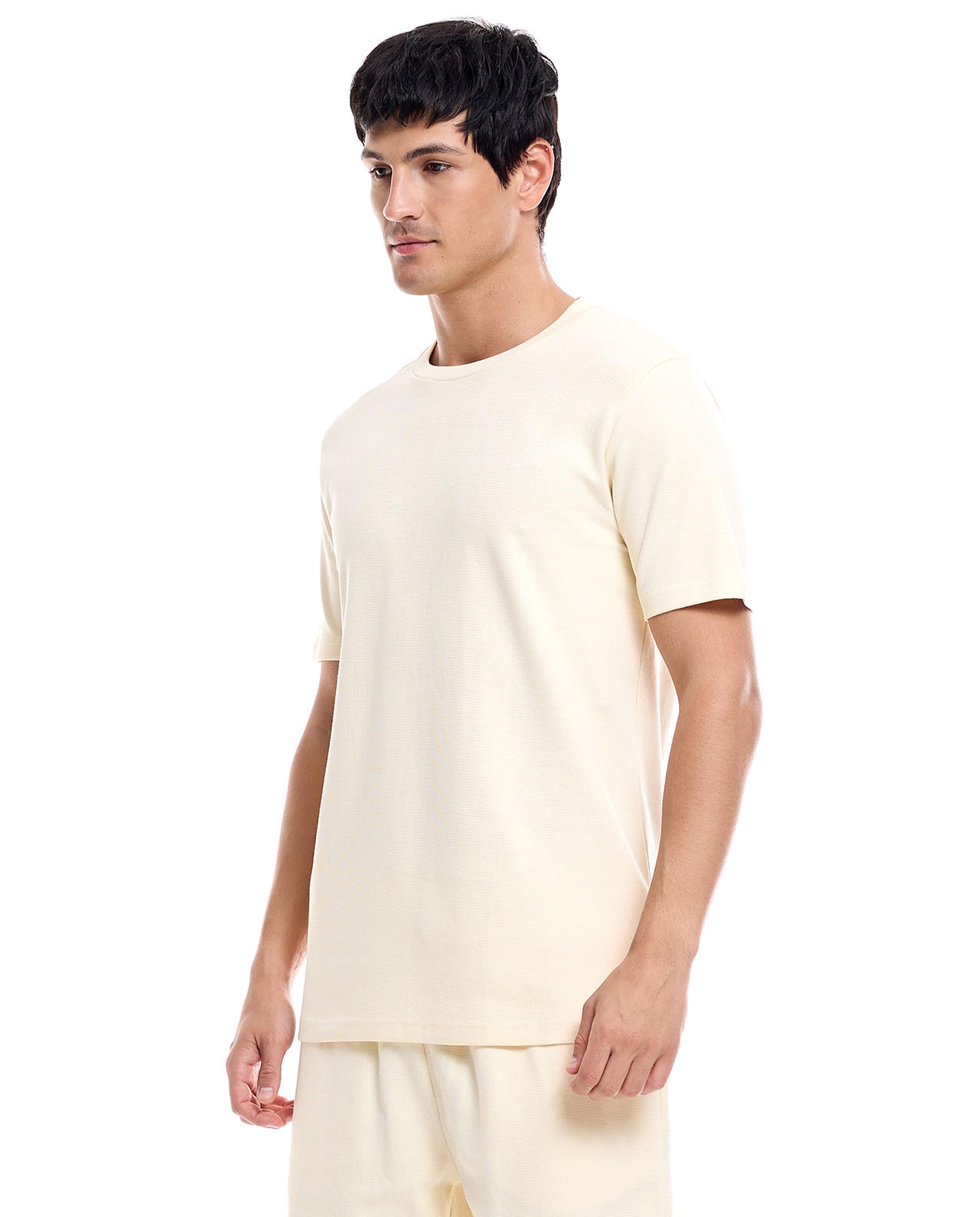 تيشيرت بياقة مستديرة وأكمام قصيرة