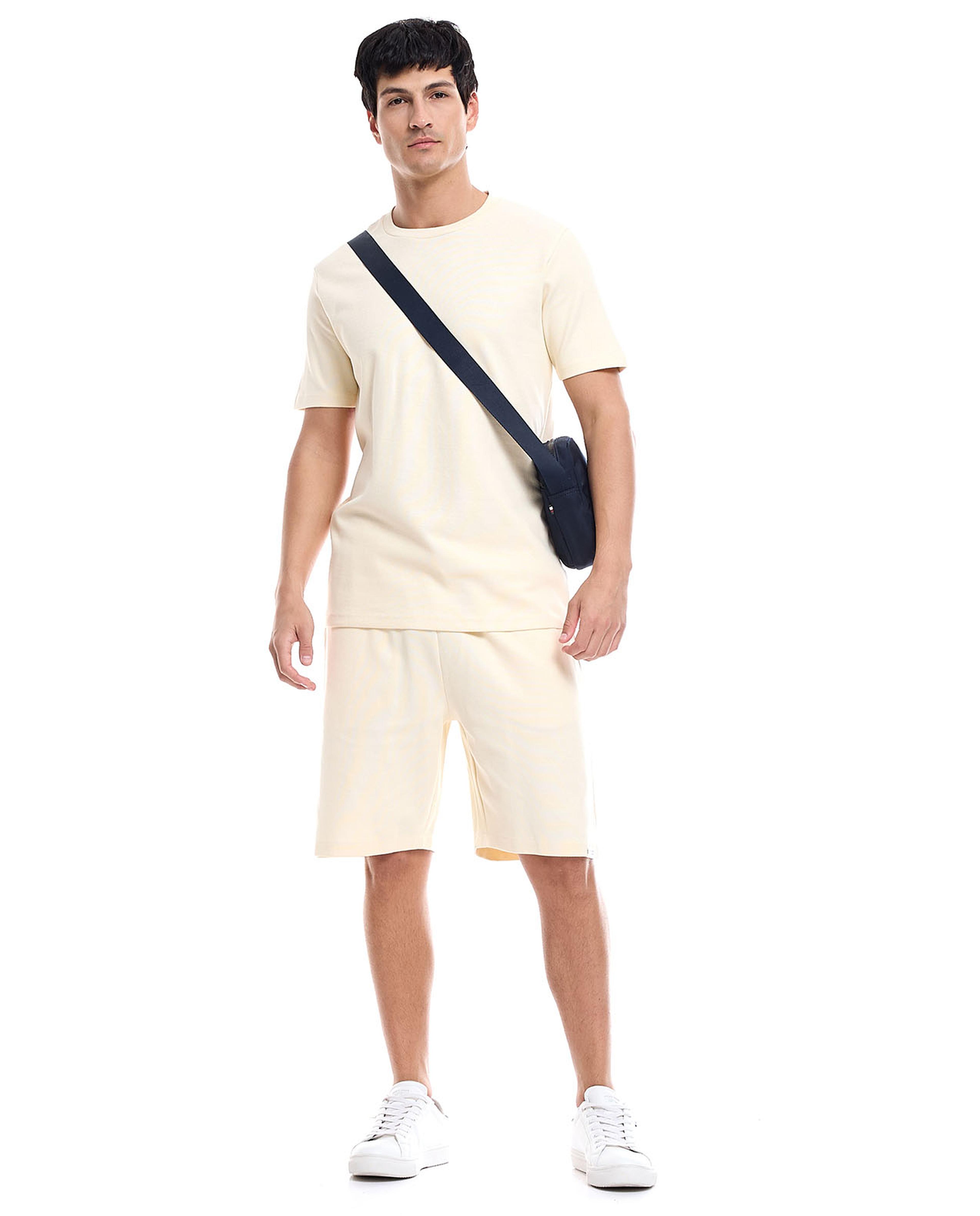 تيشيرت بياقة مستديرة وأكمام قصيرة