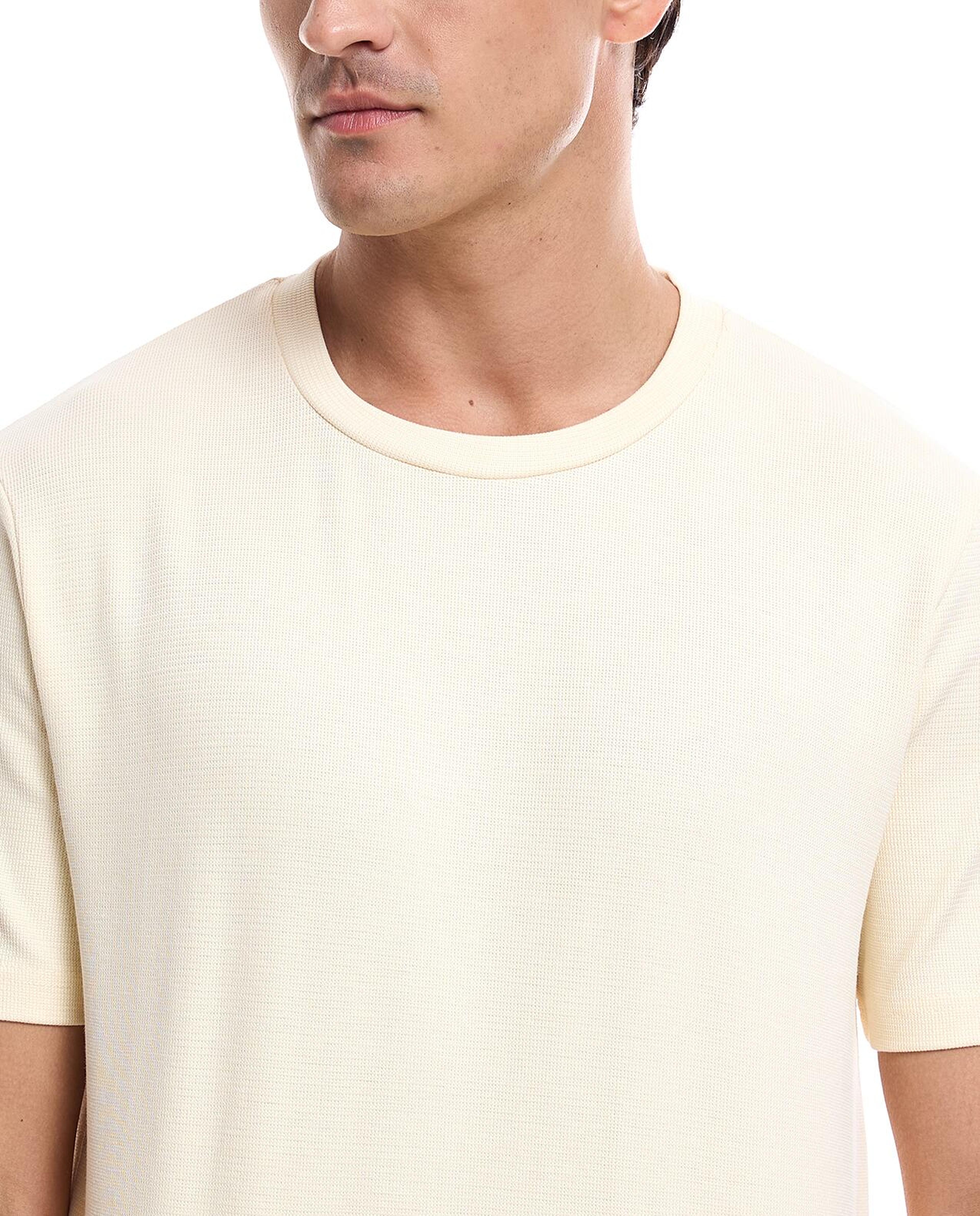 تيشيرت بياقة مستديرة وأكمام قصيرة