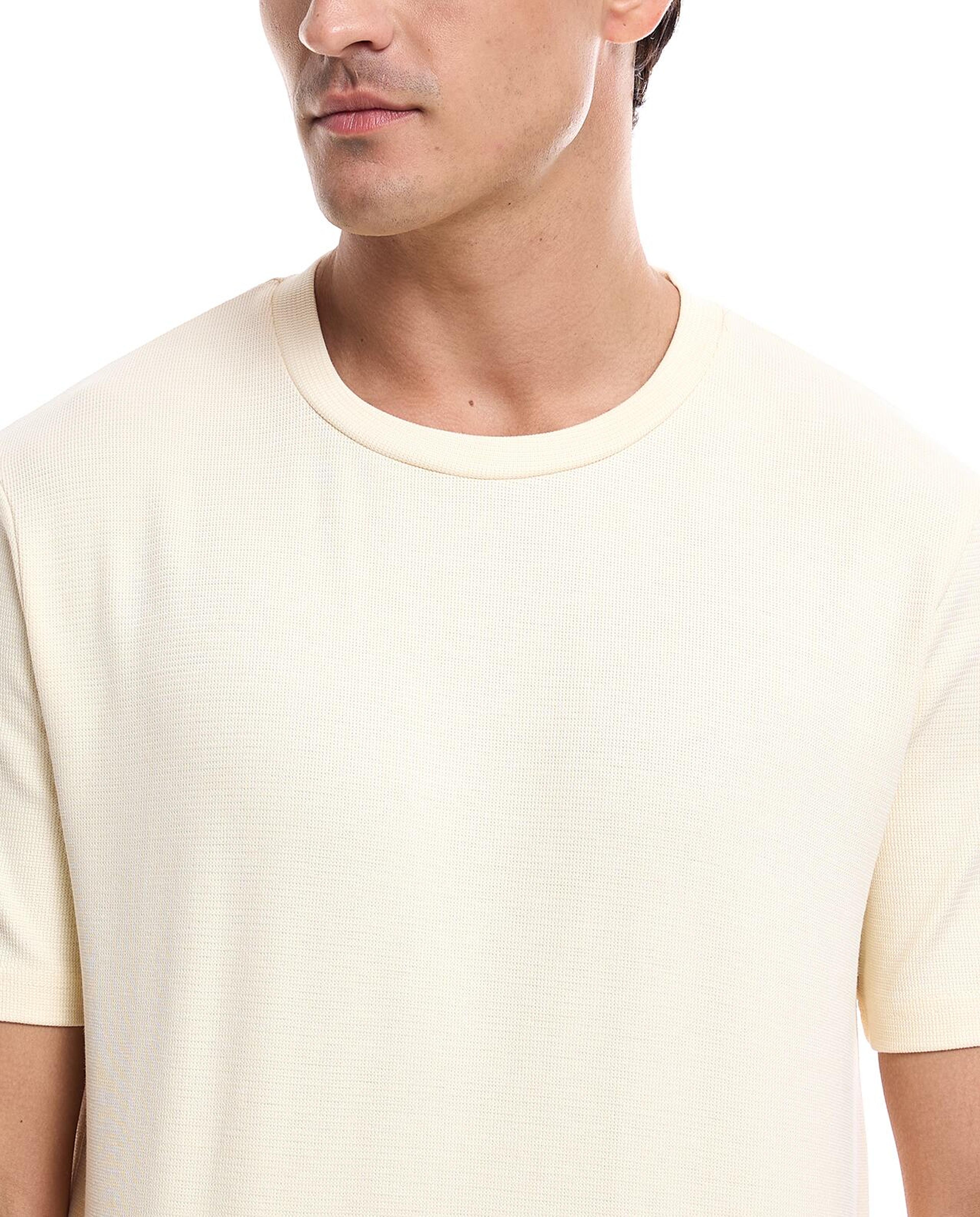 تيشيرت بياقة مستديرة وأكمام قصيرة