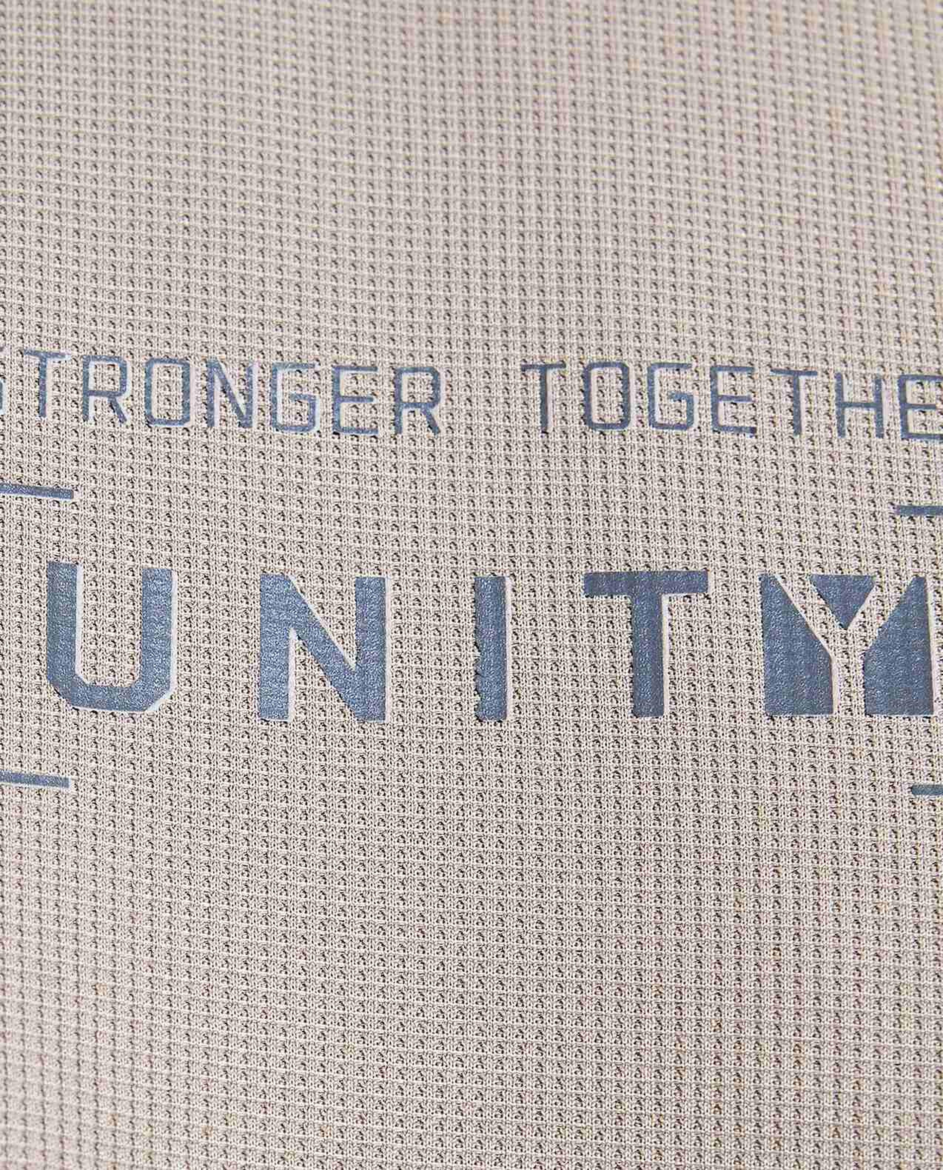 تيشيرت رياضي بطبعة وياقة مستديرة وأكمام قصيرة