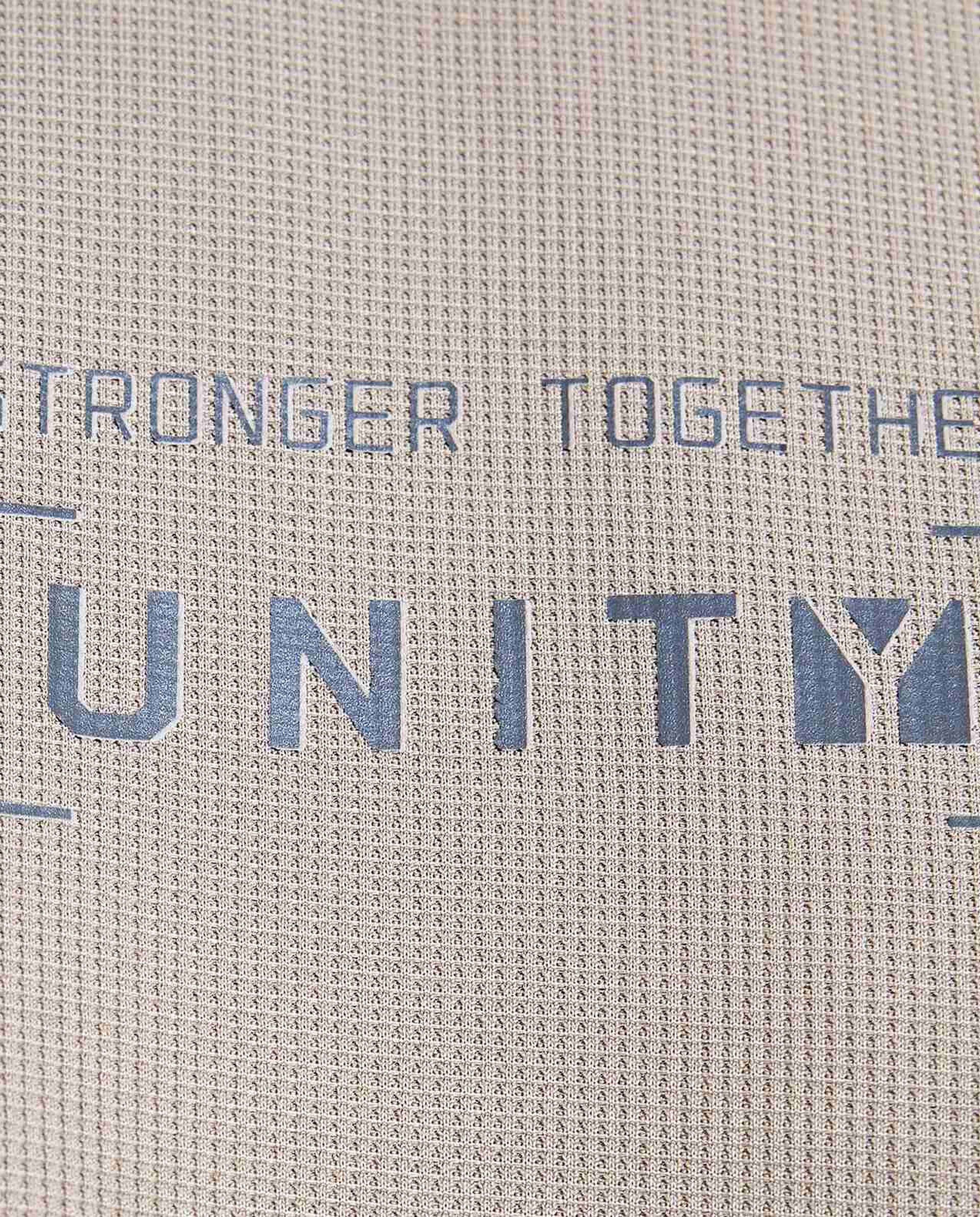 تيشيرت رياضي بطبعة وياقة مستديرة وأكمام قصيرة