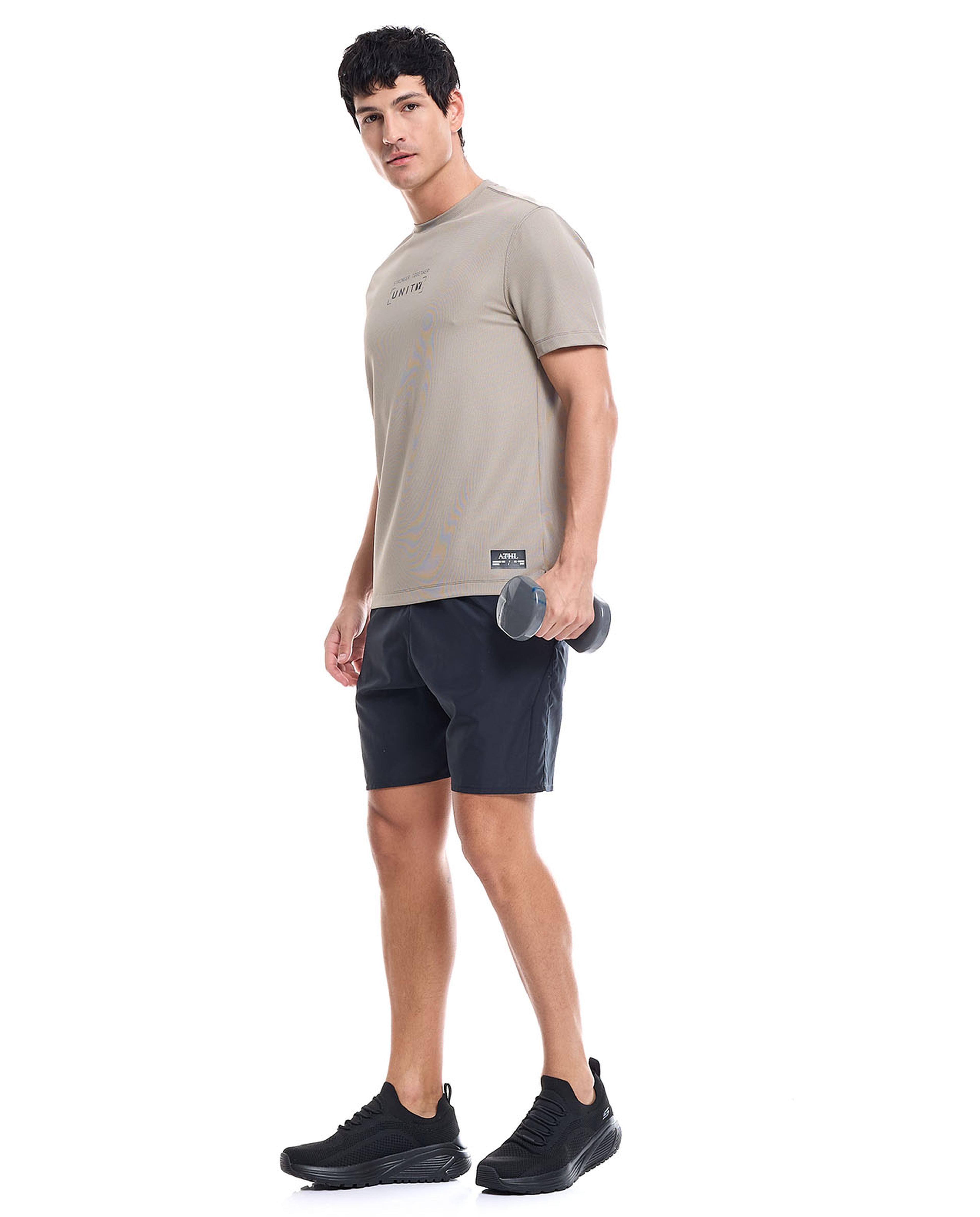 تيشيرت رياضي بطبعة وياقة مستديرة وأكمام قصيرة